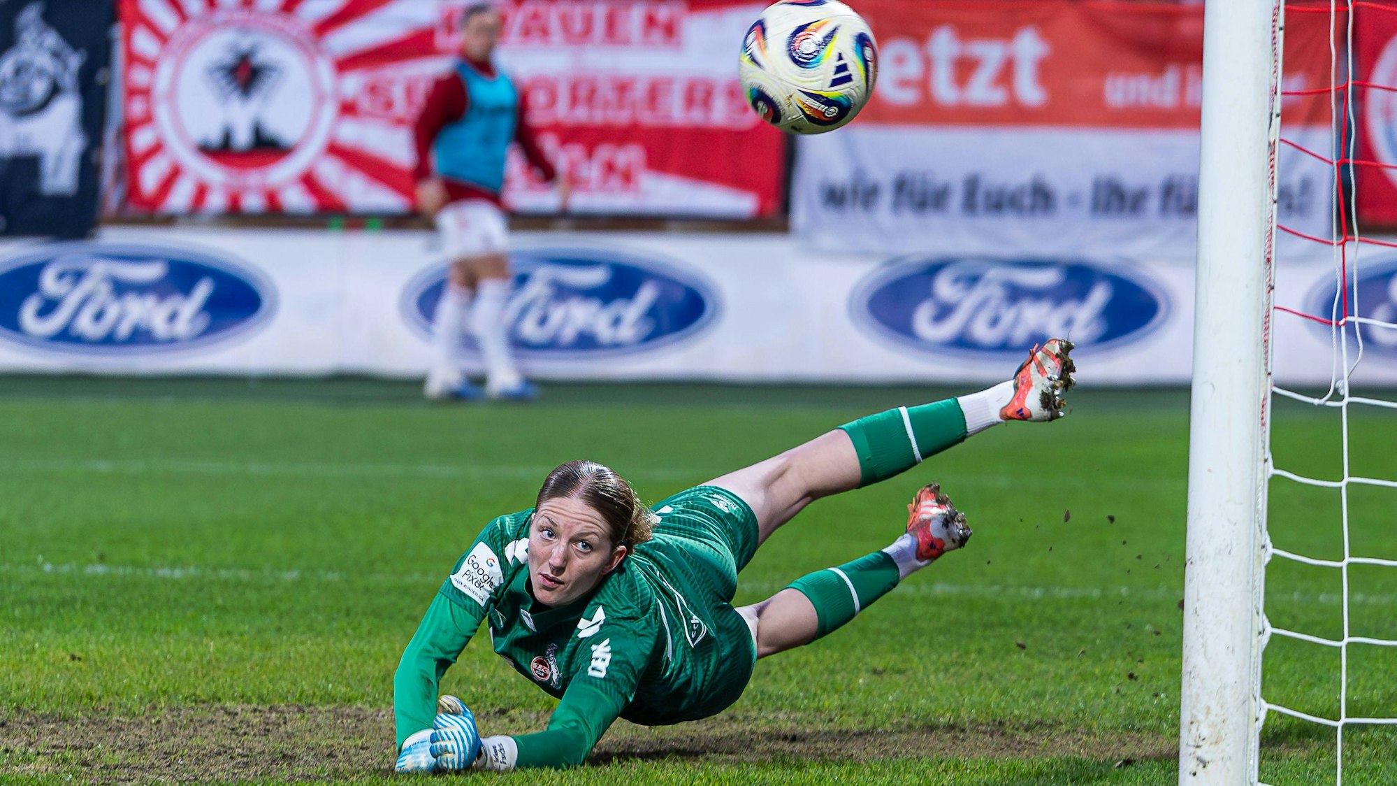 Irina Fuchs 1. FC Koeln, 34 mit einer Parade 1. FC Koeln vs. FC Carl Zeiss Jena, Fußball, Frauen Bundesliga, Google Pixel Frauen Bundesliga, 13. Spieltag, Saison 2025/2026, 14.12.2025 DFB REGULATIONS PROHIBIT ANY USE OF PHOTOGRAPHS AS IMAGE SEQUENCES AND/OR QUASI-VIDEO, 1. FC Koeln vs. FC Carl Zeiss Jena, Fußball, Frauen Bundesliga, Google Pixel Frauen Bundesliga, 13. Spieltag, Saison 2025/2026, 14.12.2025 Koeln *** Irina Fuchs 1 FC Koeln, 34 with a parade 1 FC Koeln vs FC Carl Zeiss Jena, Football, Womens Bundesliga, Google Pixel Womens Bundesliga, Matchday 13, Season 2025 2026, 14 12 2025 DFB REGULATIONS PROHIBIT ANY USE OF PHOTOGRAPHS AS IMAGE SEQUENCES AND OR QUASI VIDEO, 1 FC Koeln vs FC Carl Zeiss Jena, Football, Womens Bundesliga, Google Pixel Womens Bundesliga, Matchday 13, Season 2025 2026, 14 12 2025 Koeln Copyright: xEibner-Pressefoto/DamianxKruczynx EP_DKI