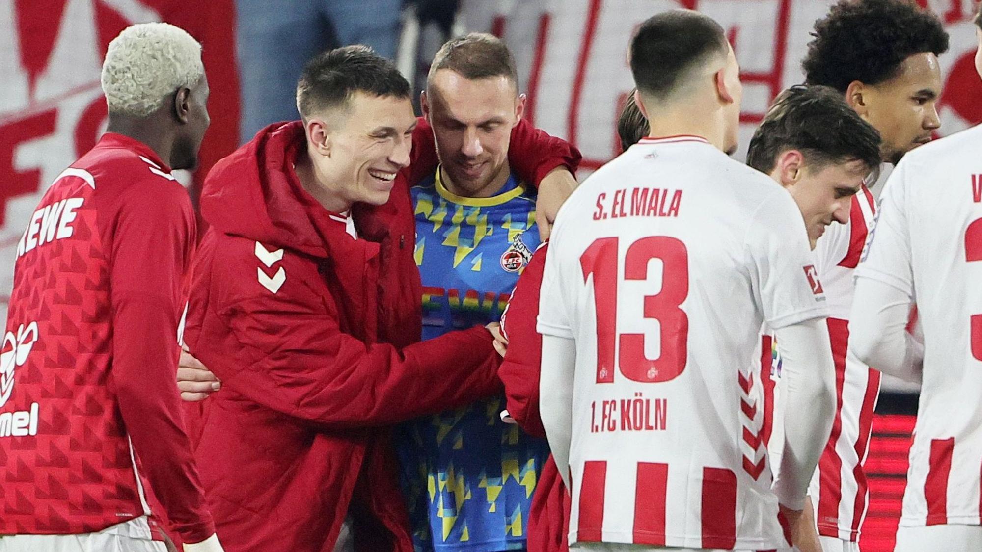 Vorbildlich: Kämpfer Kristoffer Lund (2.v.l.) und Torwart Marvin Schwäbe (3.v.r.).