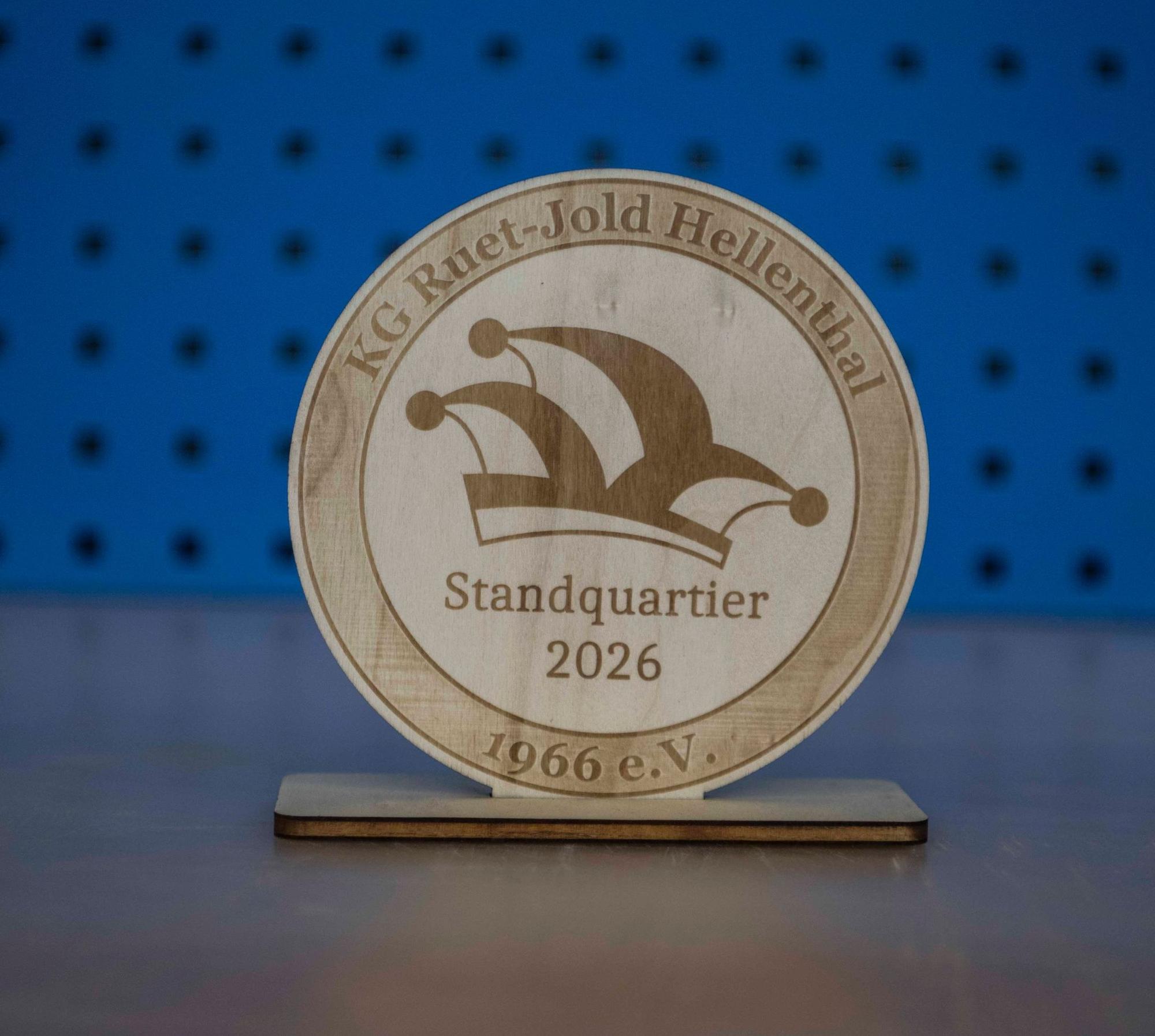 Der runde Orden mit der eingravierten Narrenkappe verweist auf das Standquartier 2026 der KG Ruet-Jold Hellenthal.