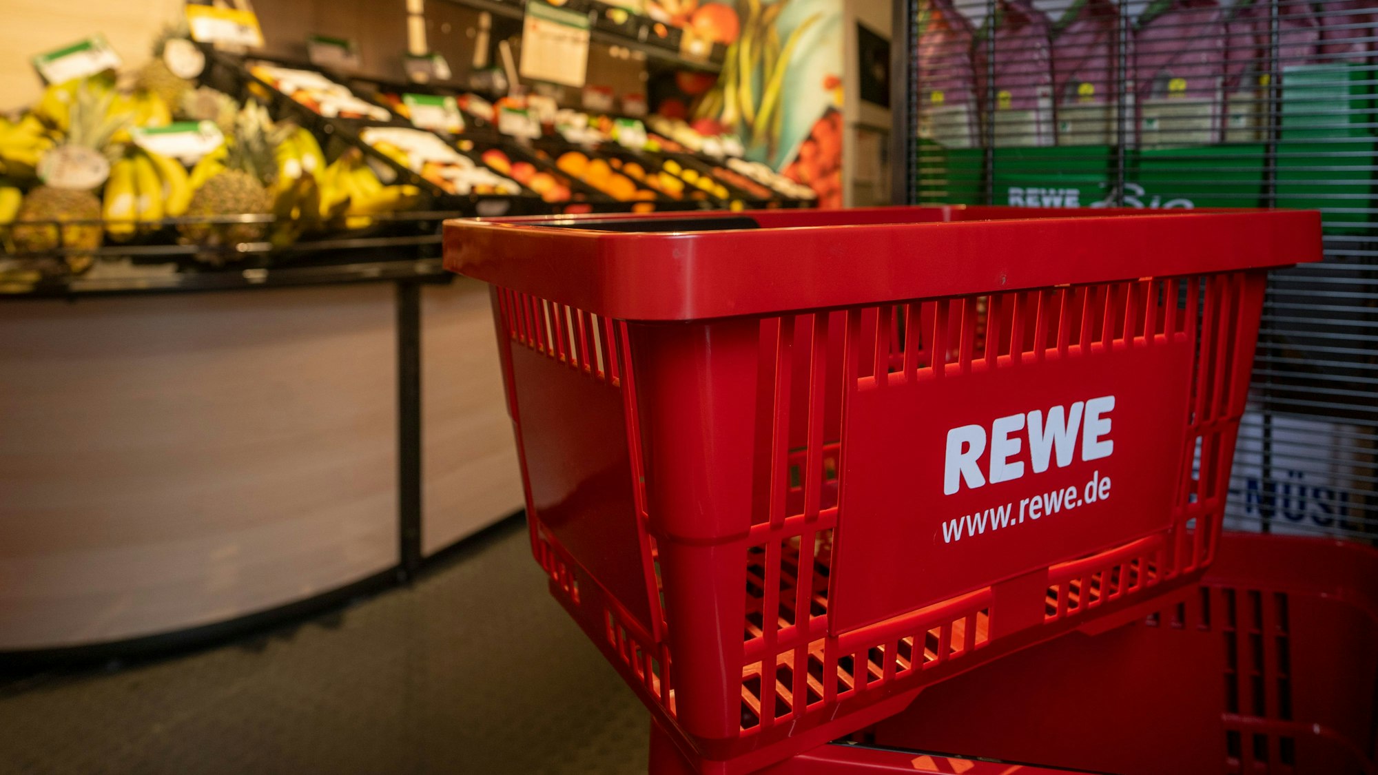 Rückruf bei Rewe: Betroffen ist die „JA! Delikatess-Salami“ mit 200 Gramm, die in Rewe-Märkten verkauft wurde. (Symbolbild)