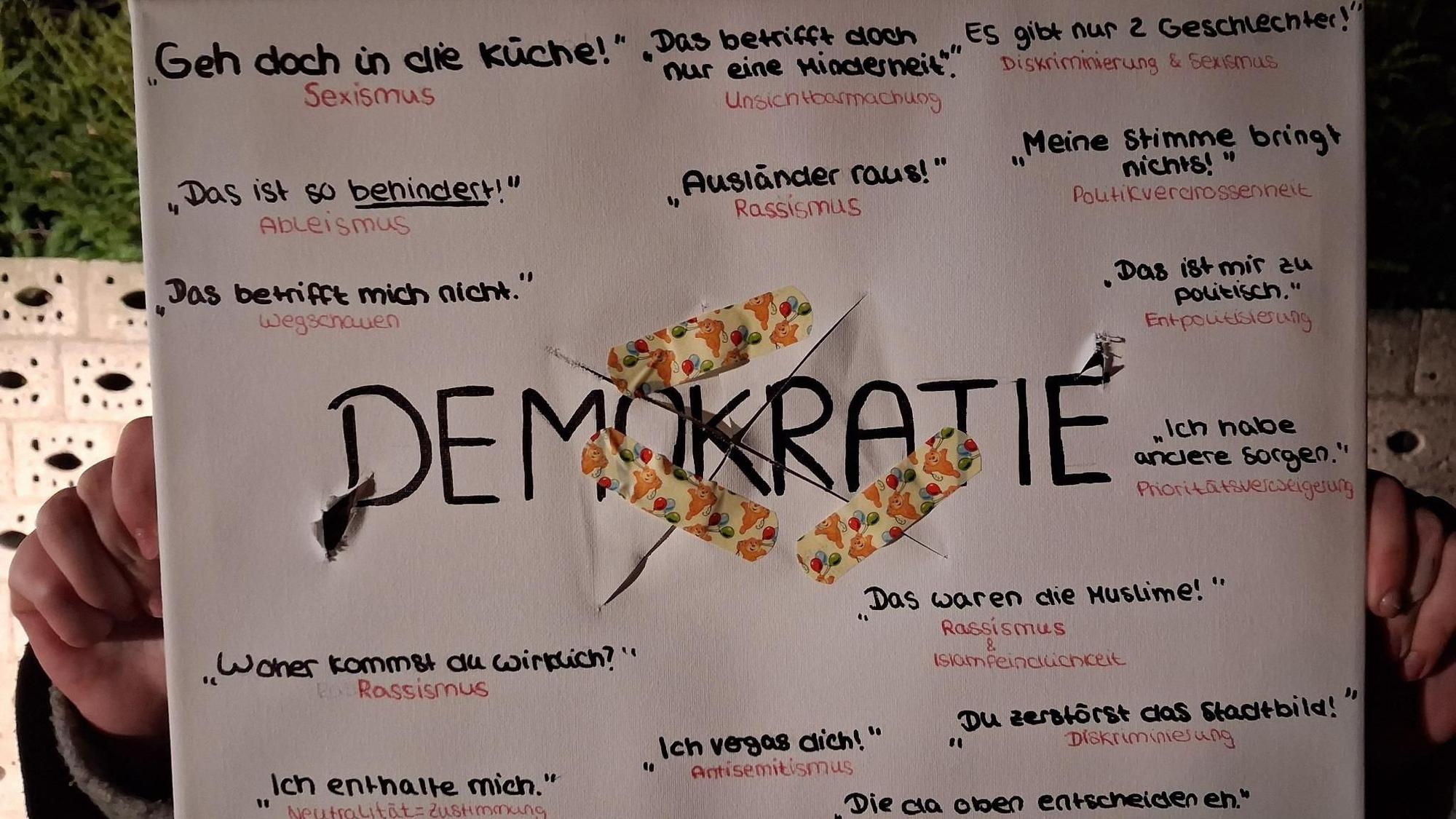 Kunstwerk von Syuzi Vardanyan vom Kopernikus-Gymnasium zur Zerstörung der Demokratie