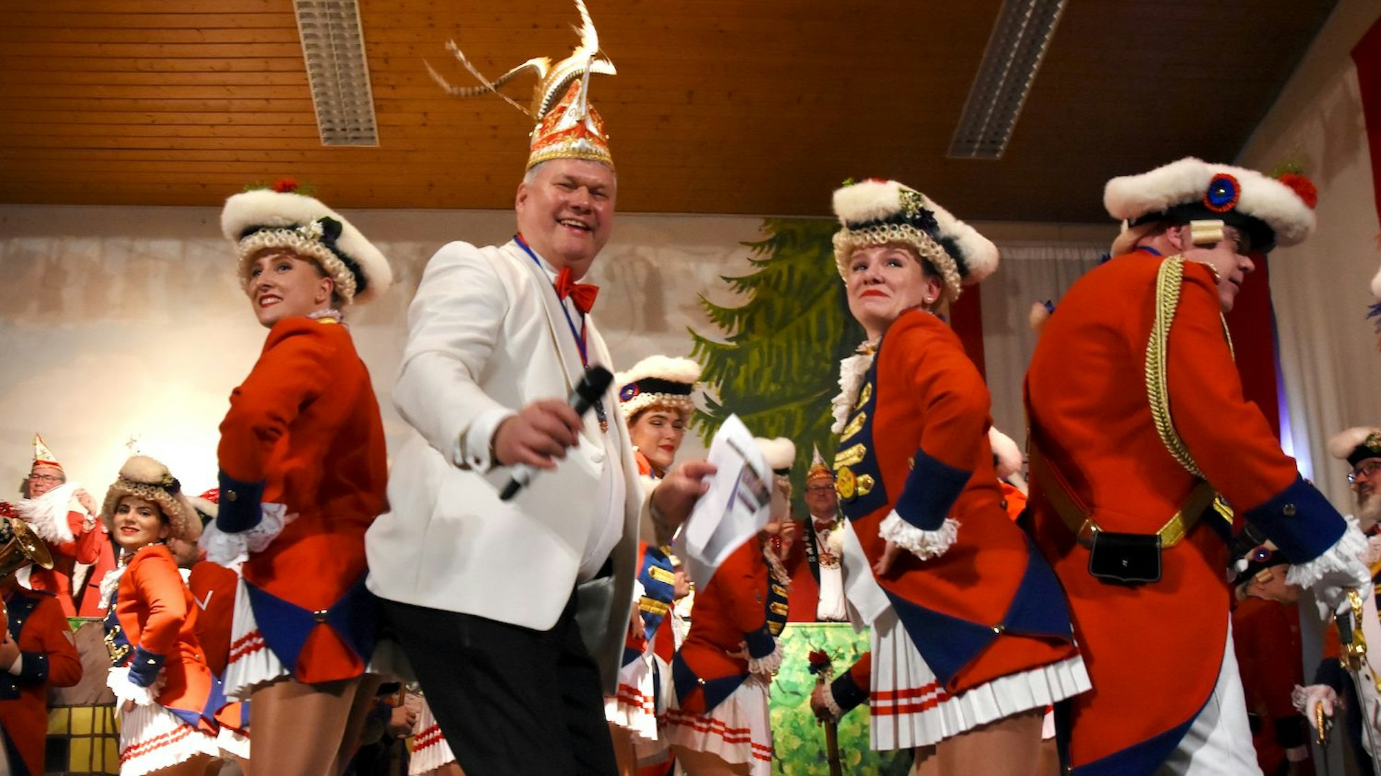 Präsident und Mitglieder auf der Bühne beim Tanz.
