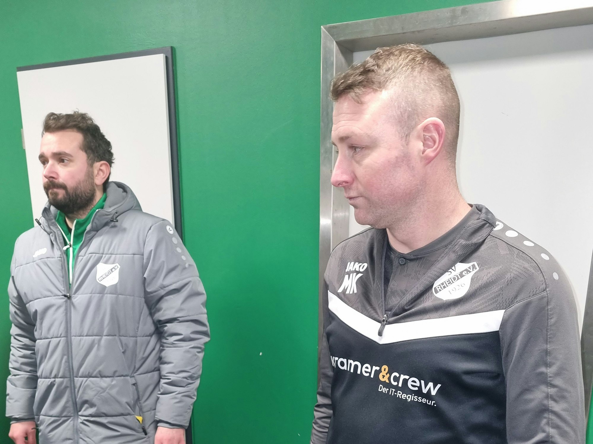 Das Foto zeigt den Rheidter Trainer Meikel Kupper (r.) mit seinem Cotrainer Max Dinslaken bei der Teambesprechung.