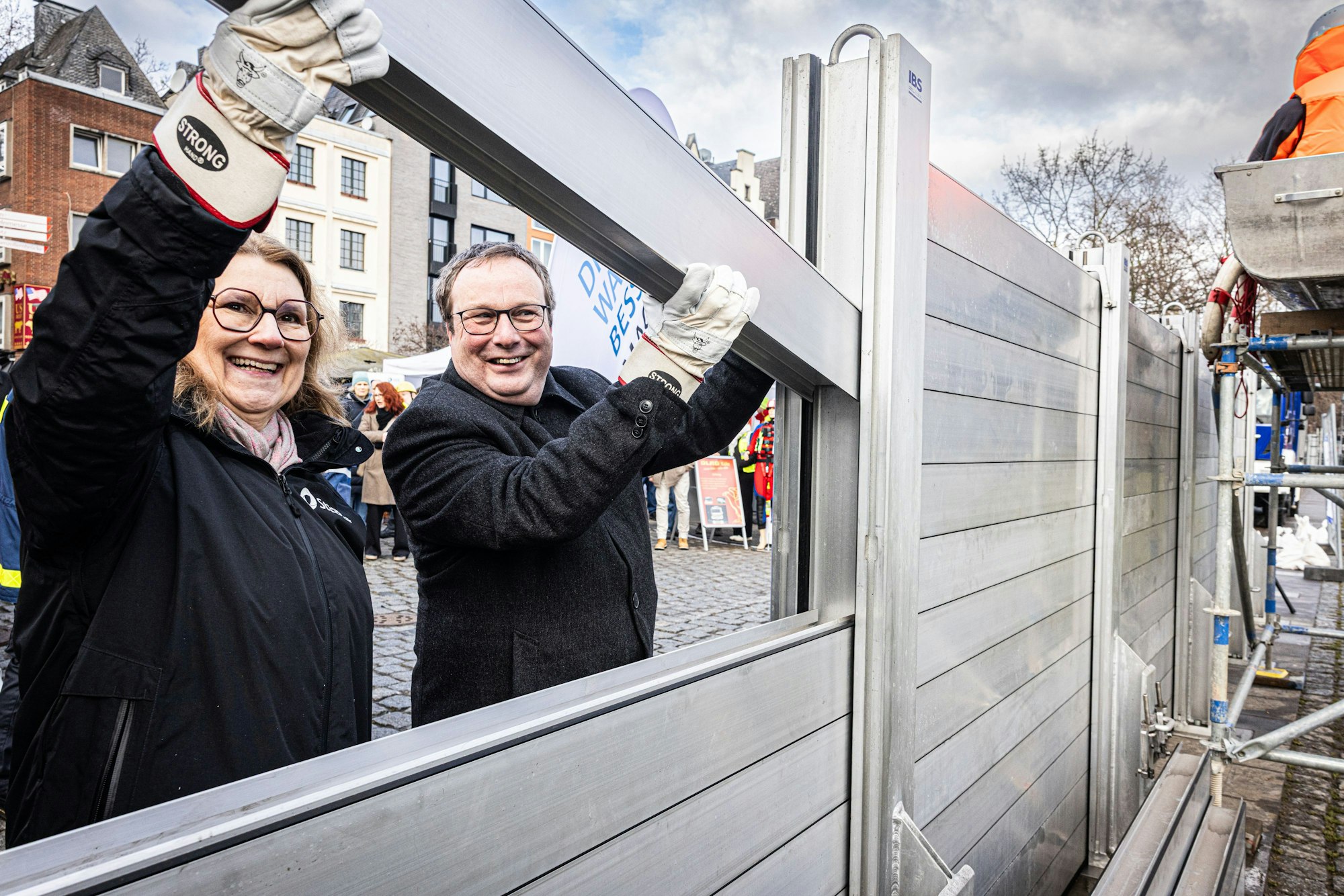 Legten bei der Übung Hand an: Steb-Vorständin Ulrike Franzke und NRW-Umweltminister Oliver Krischer.