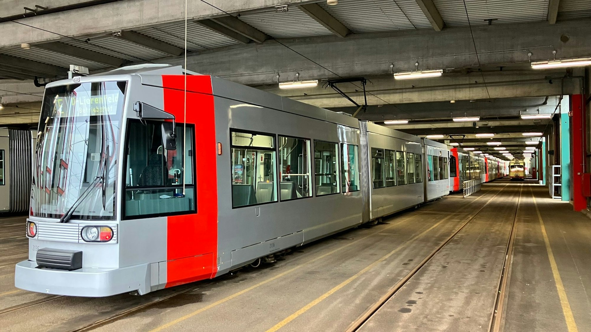 Bahnen stehen in einem Depot der Rheinbahn in Düsseldorf.