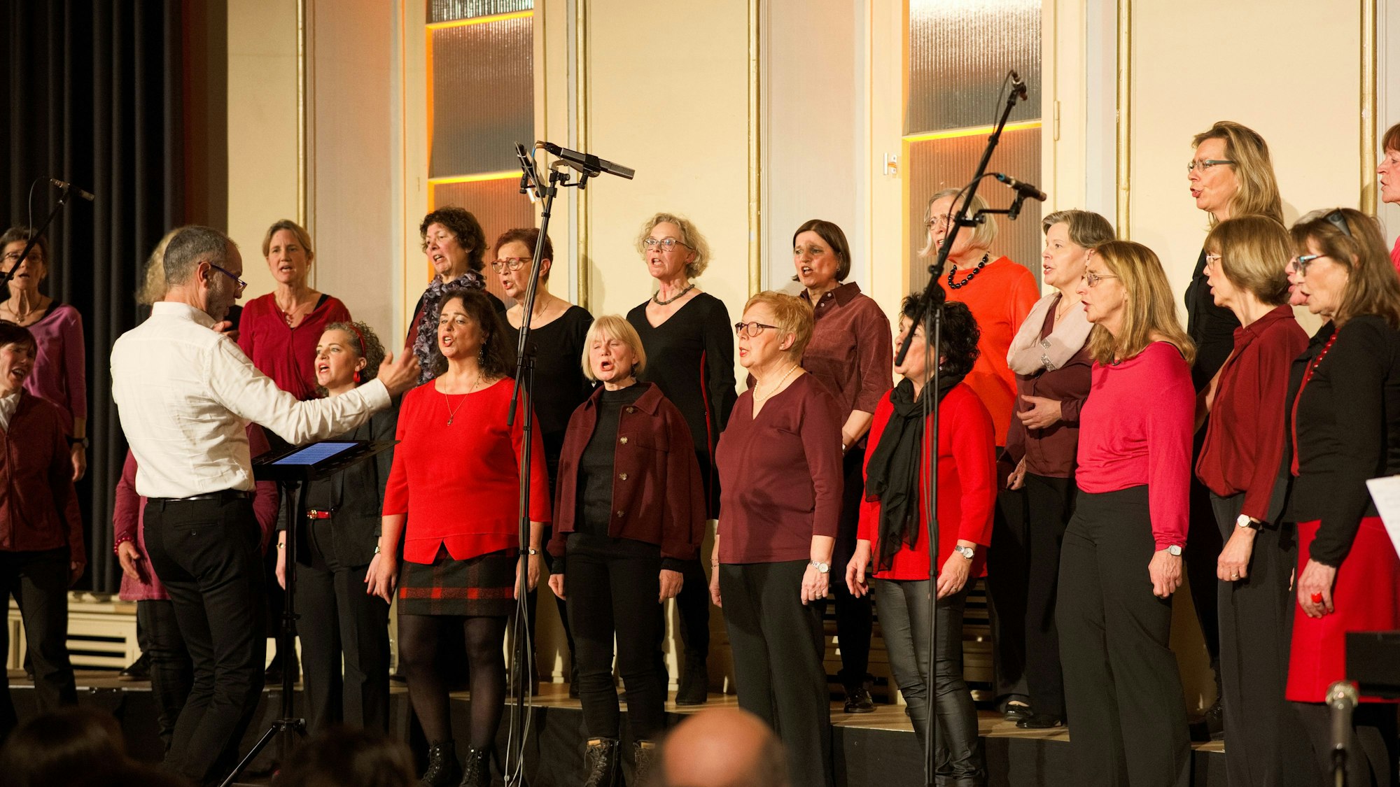 Die Sängerinnen schauen konzentriert auf ihren Dirigenten.