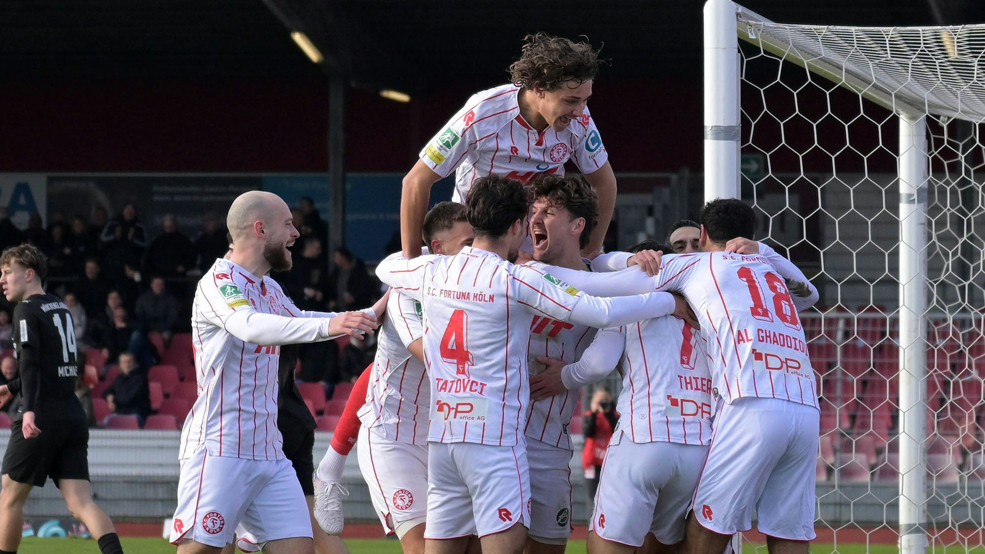 31.01.2026, xophax, Fussball Regionalliga West. SC Fortuna Köln gegen Bor.Mönchengladbach U23 Jubel nach dem 2 zu 0 für Fortuna Köln. V.l.n.rechts Adrian Stanilewicz, Tom geerkens, Vleron Statovci , Maximilian Fischer, Enzo Wirtz , Nico Thier , Rafael Garcia , Hamadi Al Ghaddioui alle Fortuna Köln Koeln *** 31 01 2026, xophax, Soccer Regionalliga West SC Fortuna Köln vs Bor Mönchengladbach U23 Cheering after the 2 to 0 win for Fortuna Köln From left to right Adrian Stanilewicz, Tom geerkens, Vleron Statovci , Maximilian Fischer, Enzo Wirtz , Nico Thier , Rafael Garcia , Hamadi Al Ghaddioui all Fortuna Köln Koeln