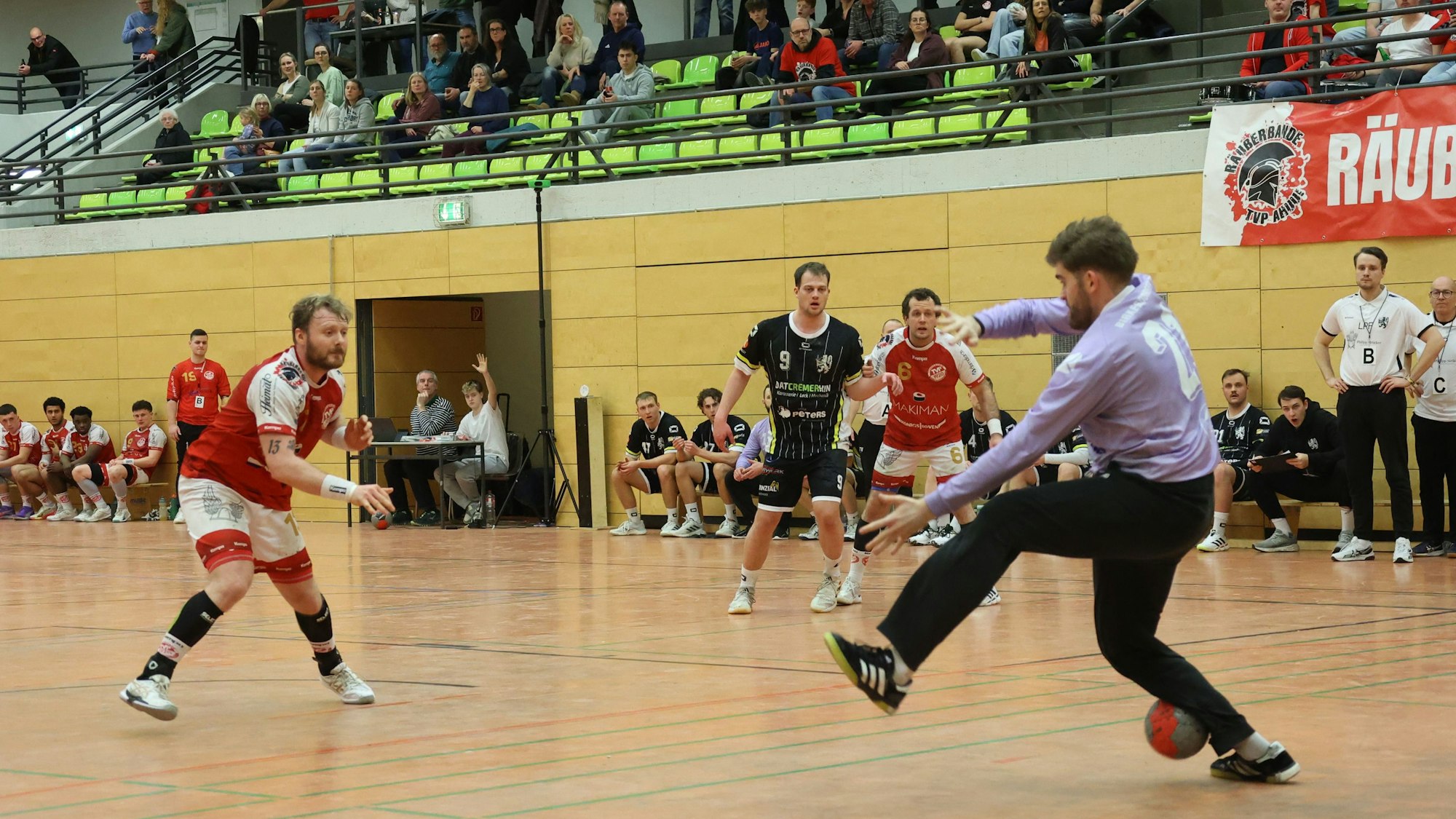 Den von René Lönenbach am linken Bildrand geworfenen Siebenmeter kann Aaron Wilen mit dem rechten Schienbein abwehren.