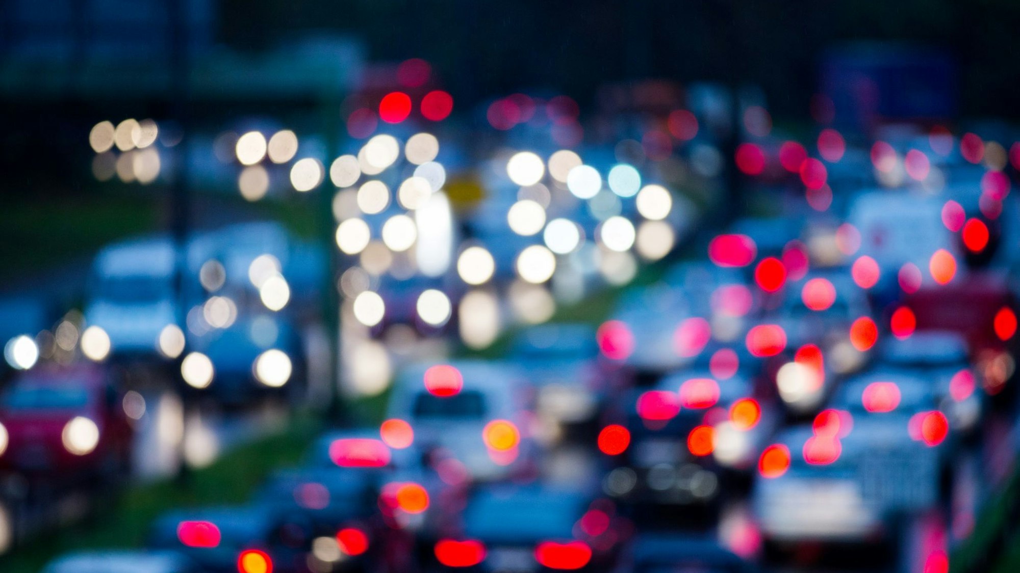 Der ADAC rät, Stoßzeiten bei Autofahrten zu vermeiden und wenn möglich das Homeoffice zu nutzen. (Symbolbild)