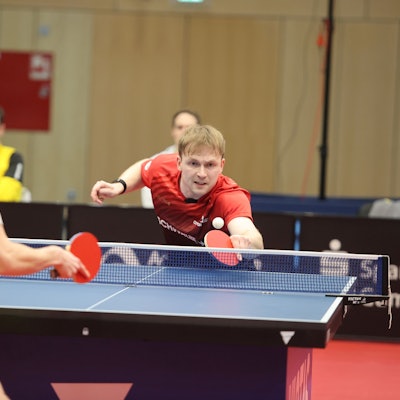 Benedikt Duda nimmt den Ball von Adam Szudi an.