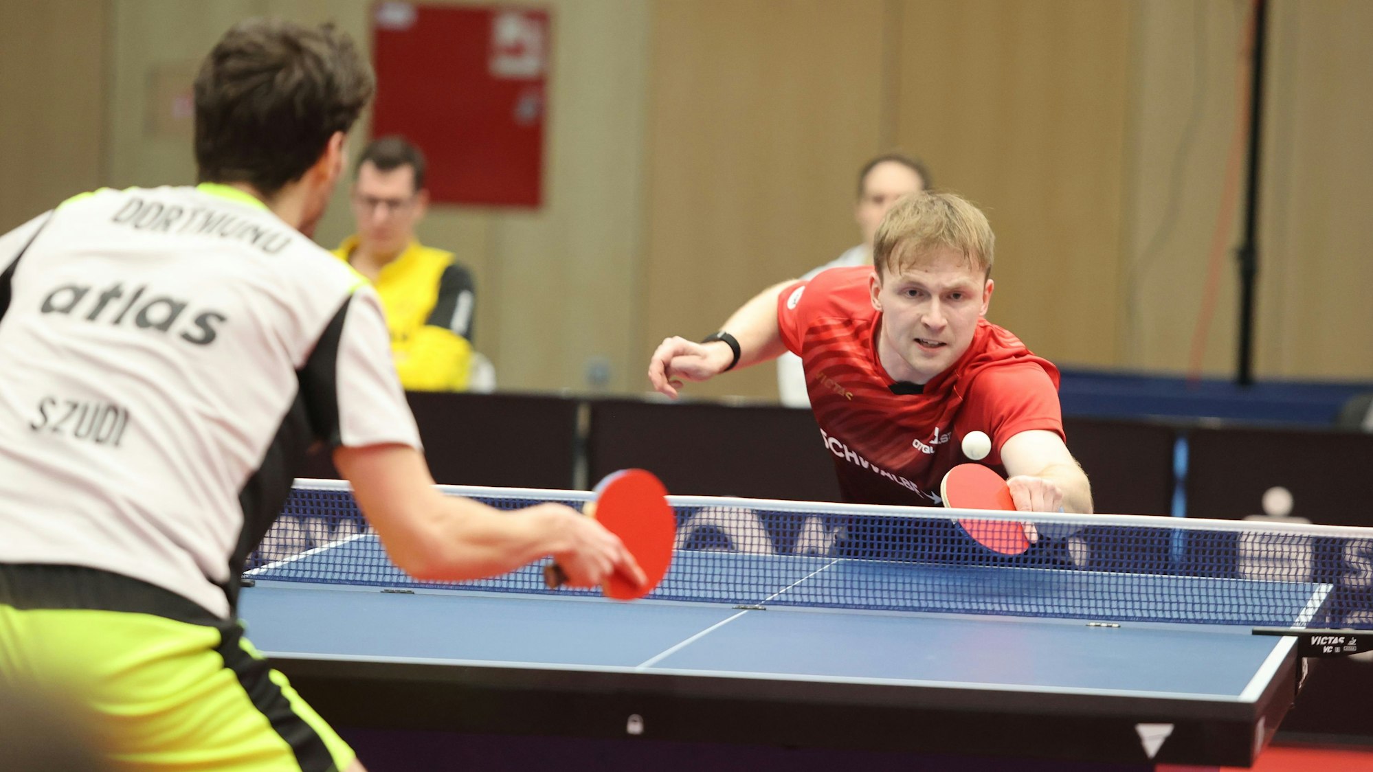 Benedikt Duda nimmt den Ball von Adam Szudi an.