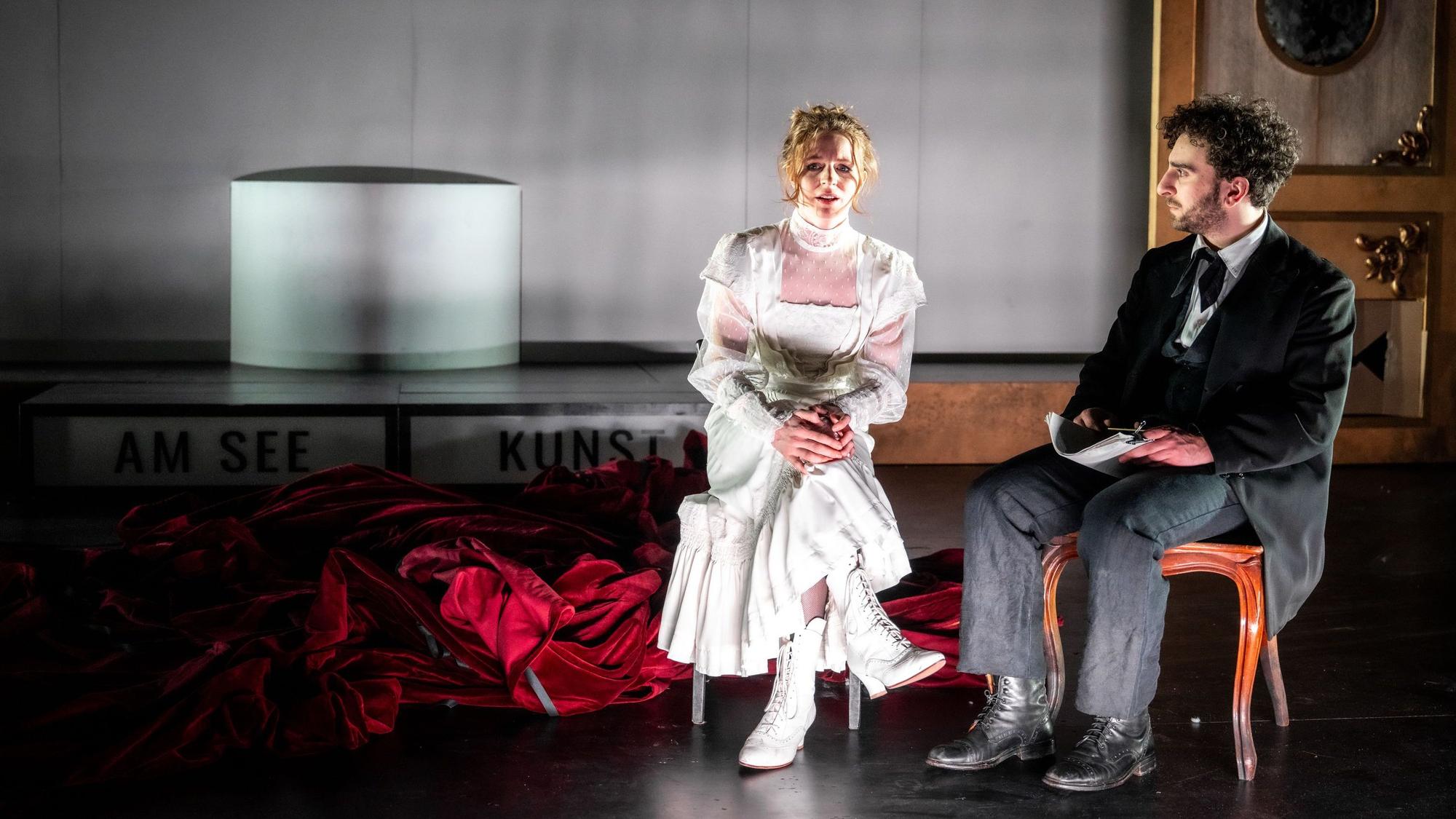 Szene mit Imke Siebert und Riccardo Ferreira: Inszenierung von Tschechows „Die Möwe“ in der Werkstatt des Bonner Schauspiels.