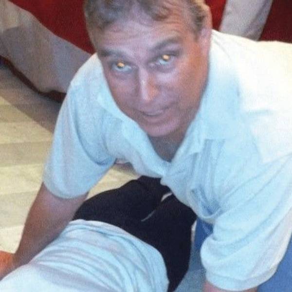 Auf einem nun veröffentlichten Foto aus den Epstein-Akten ist Ex-Prinz Andrew zu sehen, wie er auf allen Vieren über einer am Boden liegenden Frau kniet.