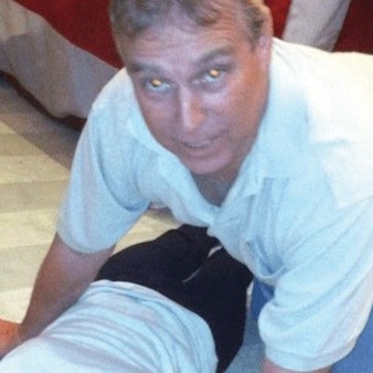 Auf einem nun veröffentlichten Foto aus den Epstein-Akten ist Ex-Prinz Andrew zu sehen, wie er auf allen Vieren über einer am Boden liegenden Frau kniet.