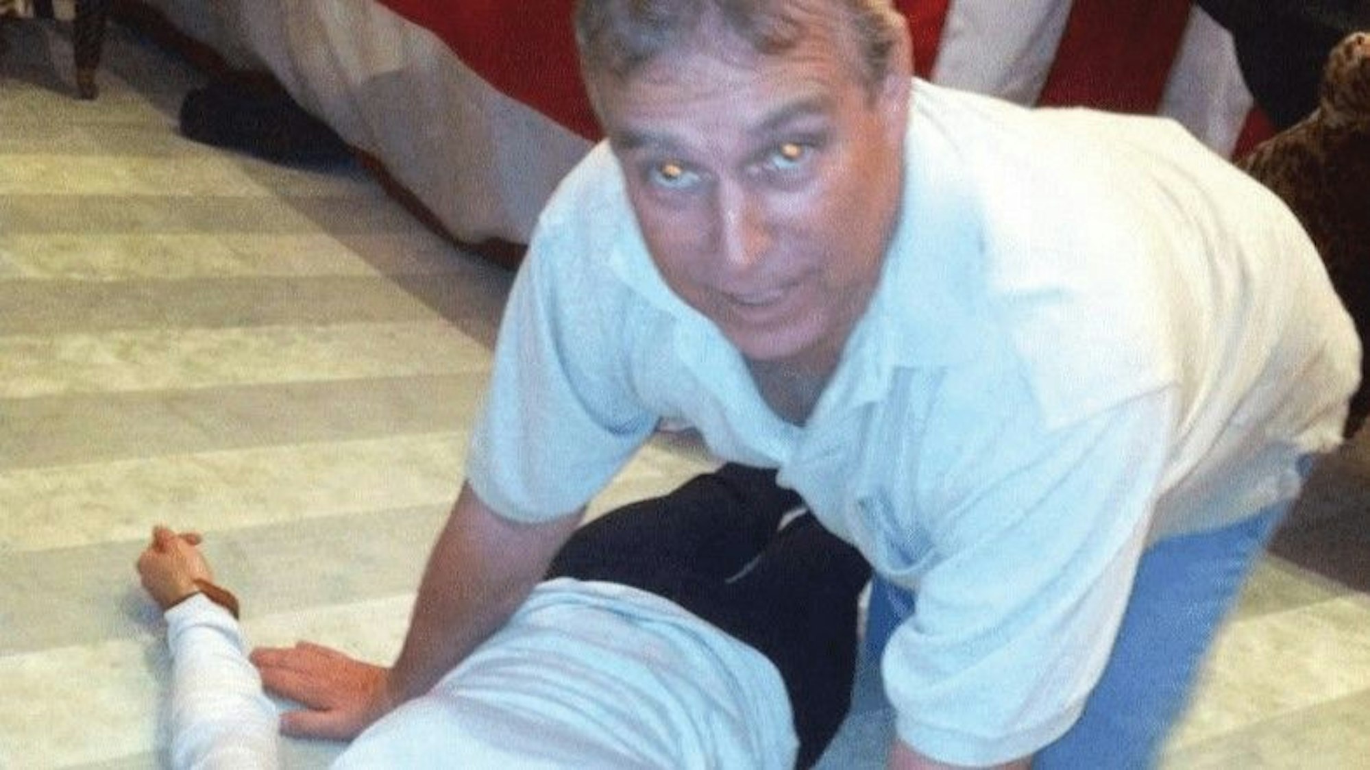 Auf einem nun veröffentlichten Foto aus den Epstein-Akten ist Ex-Prinz Andrew zu sehen, wie er auf allen Vieren über einer am Boden liegenden Frau kniet.