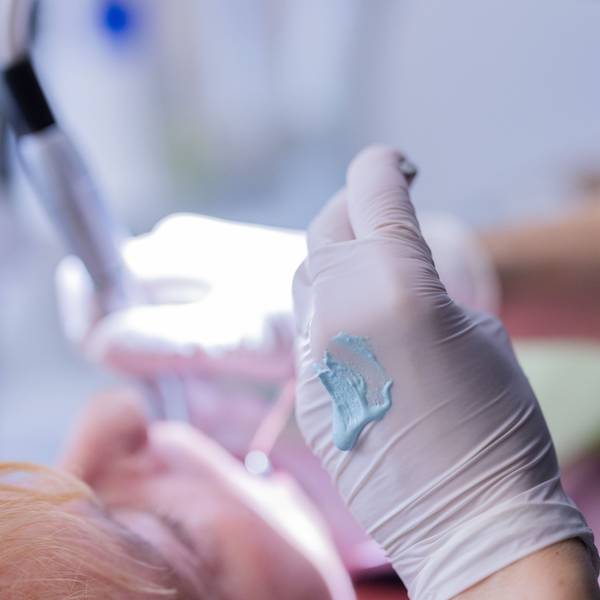 Zahnarzt und Patientin im Behandlungszimmer