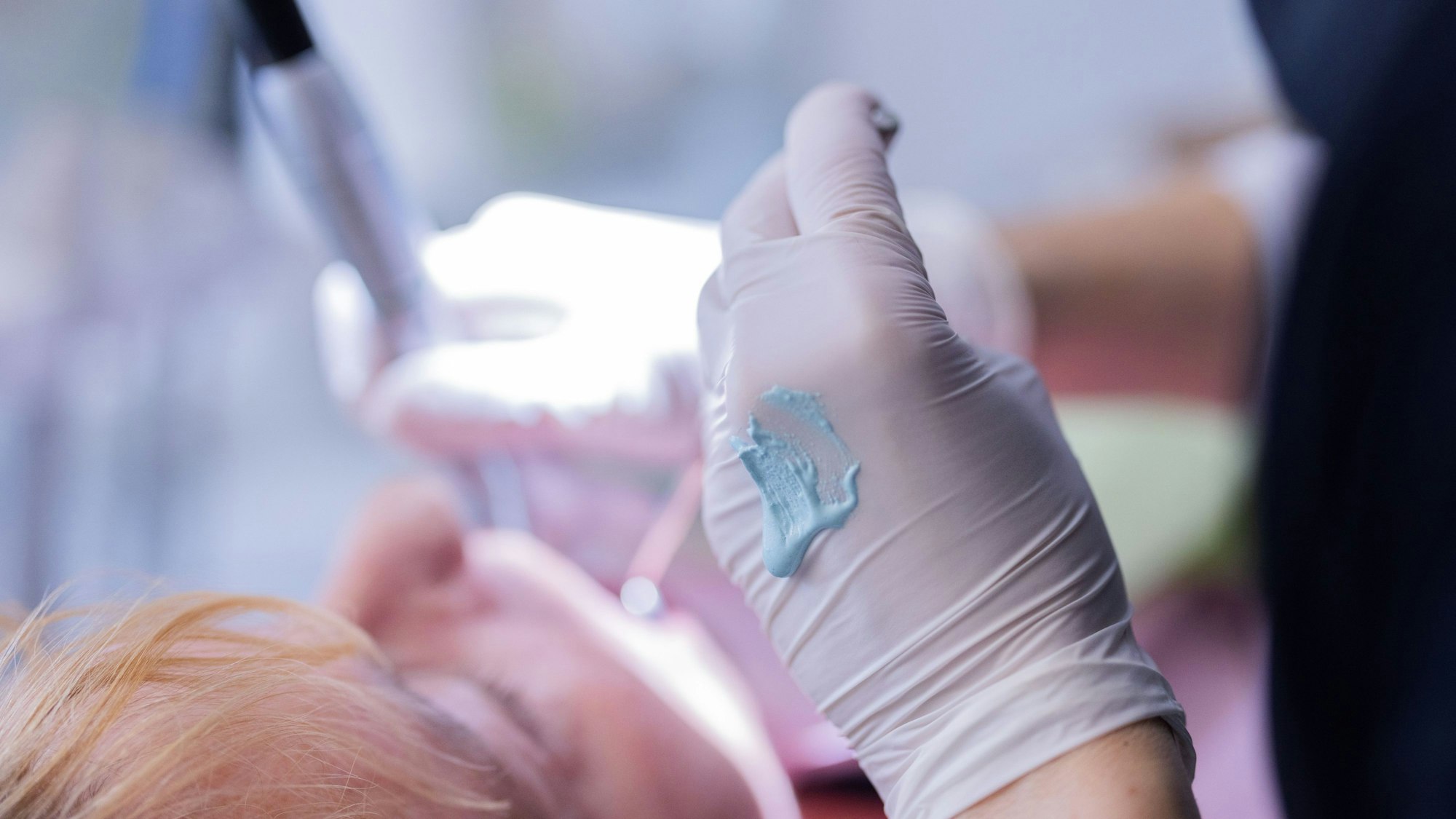 Zahnarzt und Patientin im Behandlungszimmer