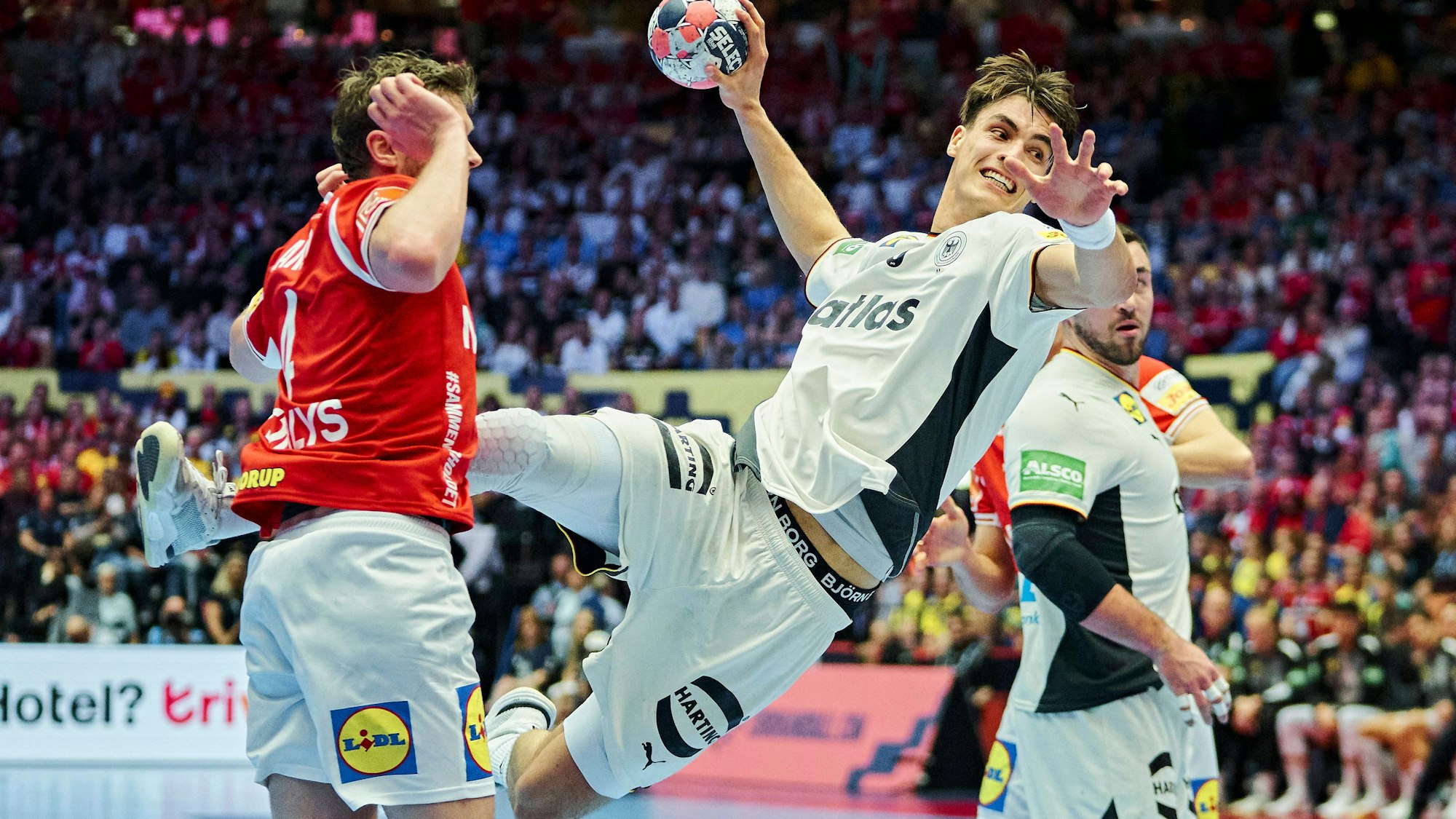 Fliegt für Deutschland: Der Gummersbacher Julian Köster im Finalspiel in Dänemark.