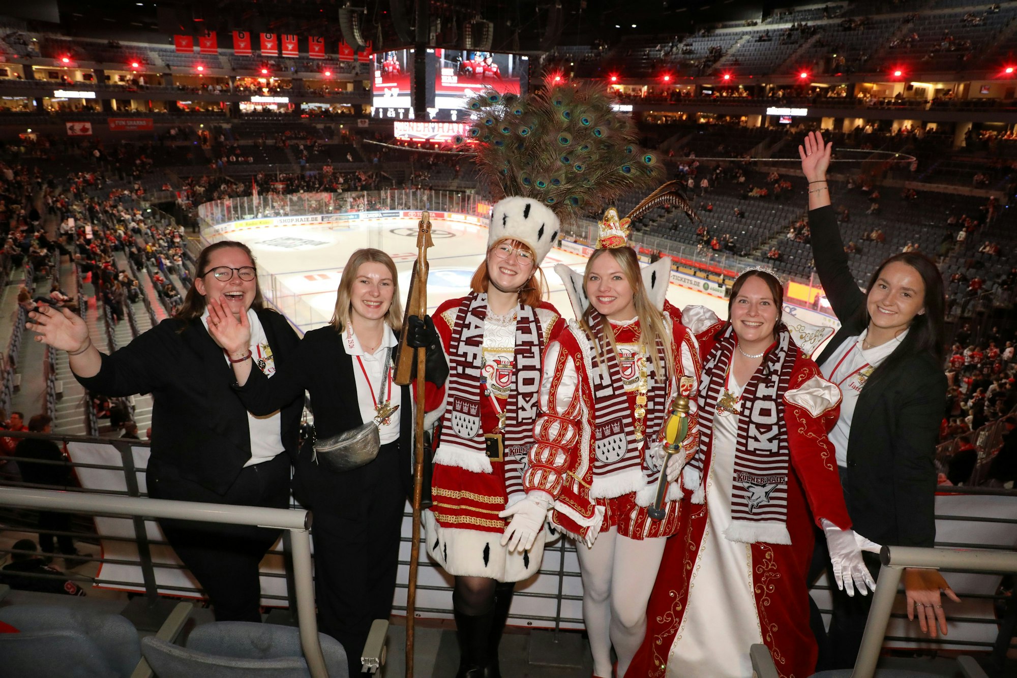 Oberodenthals Frauendreigestirn steht mit seinen Adjutantinnen in der Lanxess-Arena.