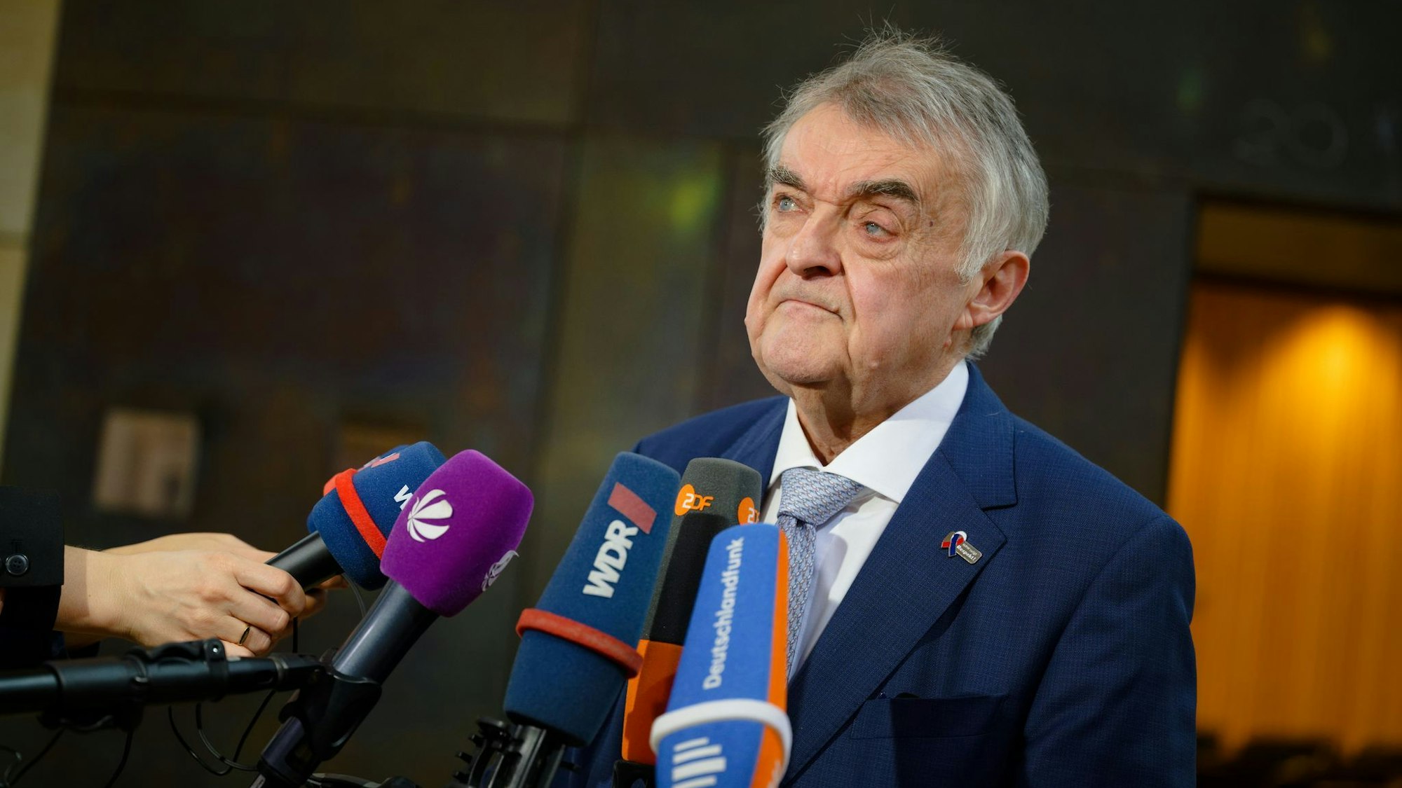 Nordrhein-Westfalens Innenminister Herbert Reul (CDU) steht jetzt selbst im Fokus von Prüfungen. (Archivbild)