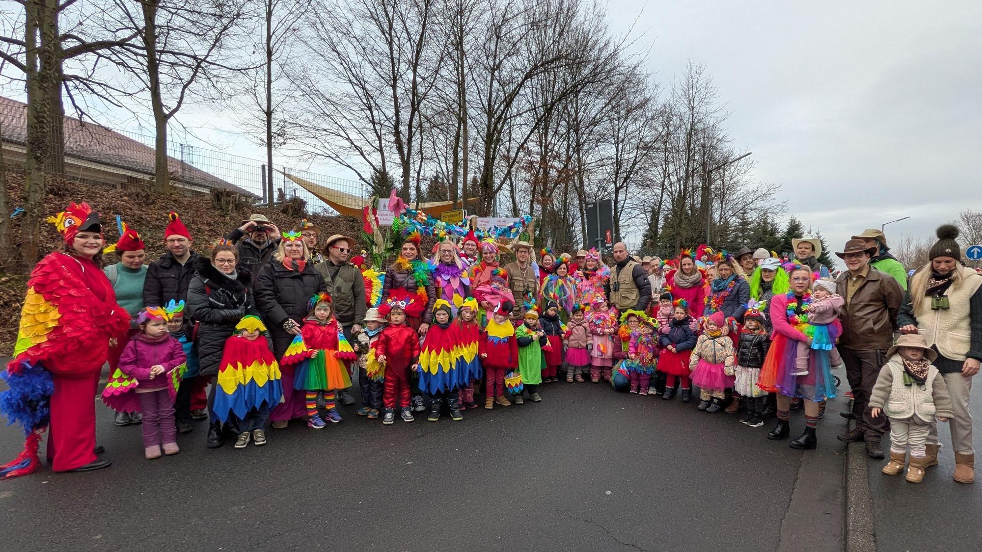 Mit ihren bunten Kostümen sorgten diese Zugteilnehmer für beste Stimmung beim Kinderkarneval.