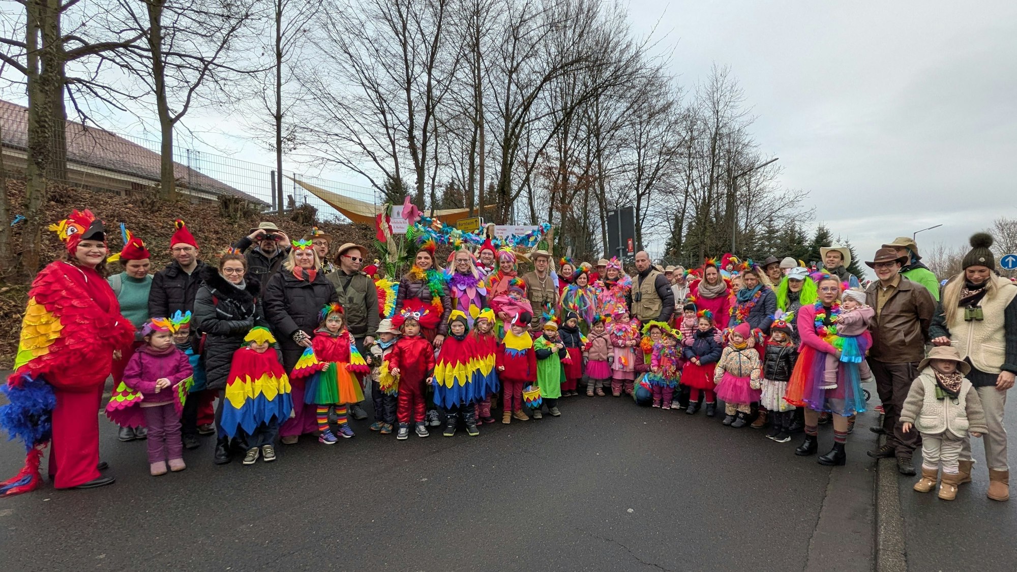 Mit ihren bunten Kostümen sorgten diese Zugteilnehmer für beste Stimmung beim Kinderkarneval.