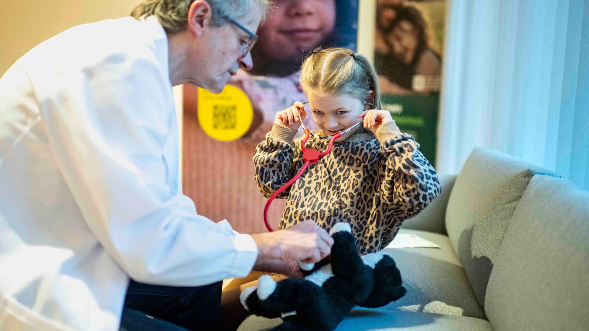 Das Bild zeigt das Kita-Kind bei der Untersuchung ihres Plüschtiers in Euskirchen.