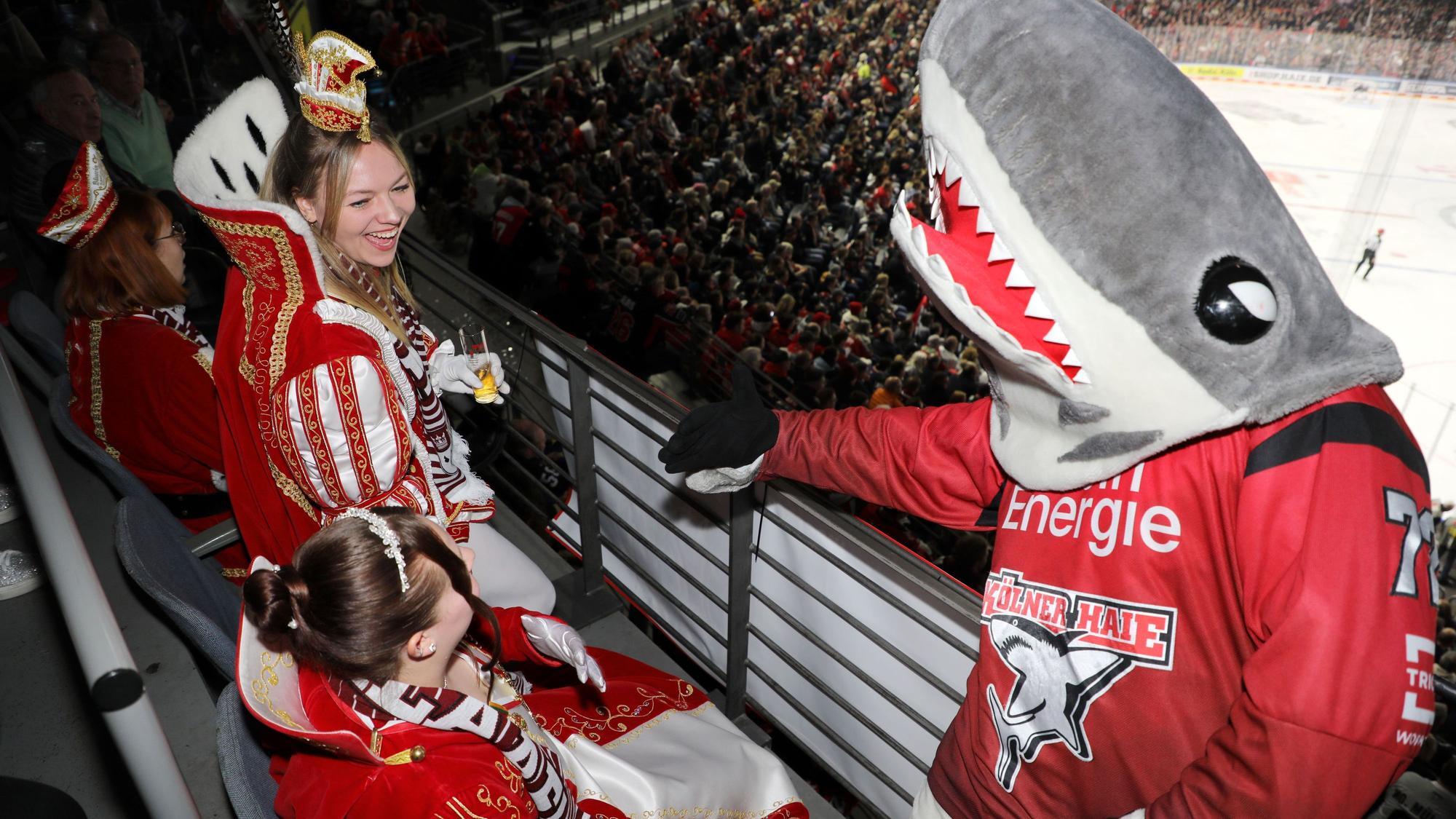 Maskottchen Sharky besucht Oberodenthals Dreigestirn in der Loge.