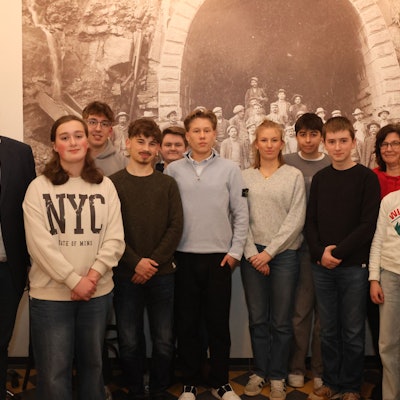 Bei der konstituierenden Sitzung wurden die Mitglieder des Jugendrats in Morsbach von Bürgermeister Jan Schumacher (links) und Fachbereichsleiterin Susanne Hammer (dritte von rechts) begrüßt.