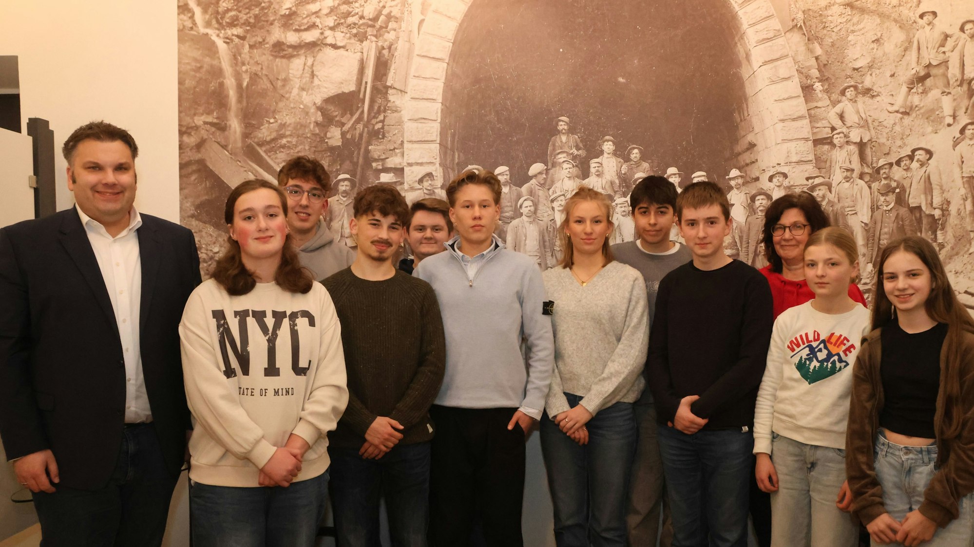 Bei der konstituierenden Sitzung wurden die Mitglieder des Jugendrats in Morsbach von Bürgermeister Jan Schumacher (links) und Fachbereichsleiterin Susanne Hammer (dritte von rechts) begrüßt.