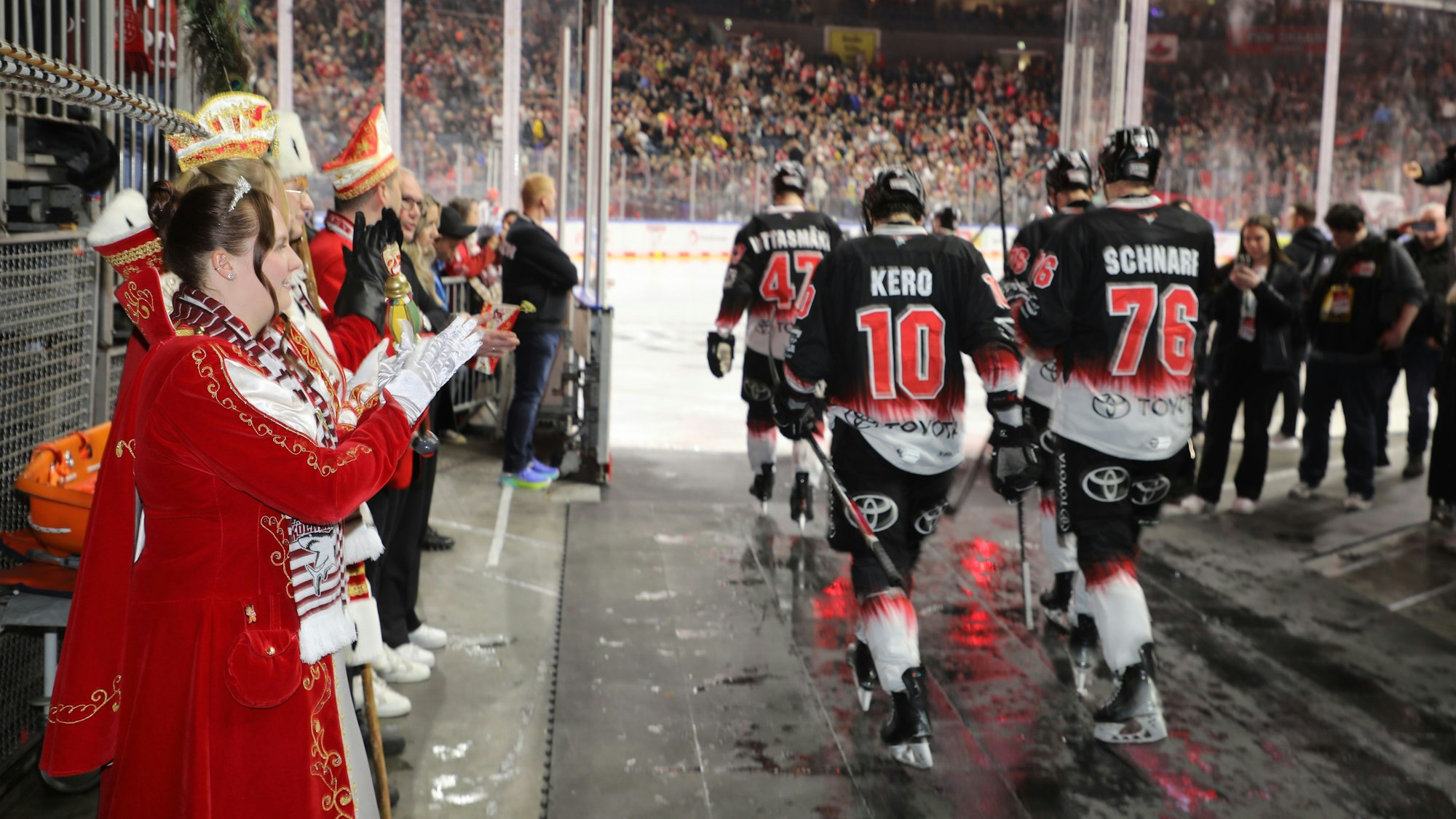 Als „ihre“ Haie aufs Eis gehen, dürfen die jecken Herrscherinnen aus Oberodenthal (l.) hautnah dabei sein.