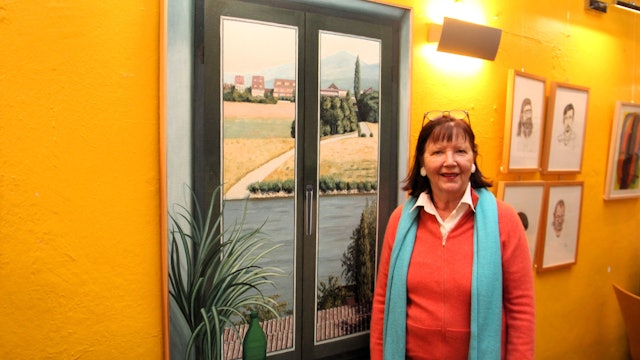 Kuratorin Elvira Reith ist versucht, die Fenster des Gemäldes „Atelierblick auf Siebengebirge“ von Roswitha Waechter zu öffnen.