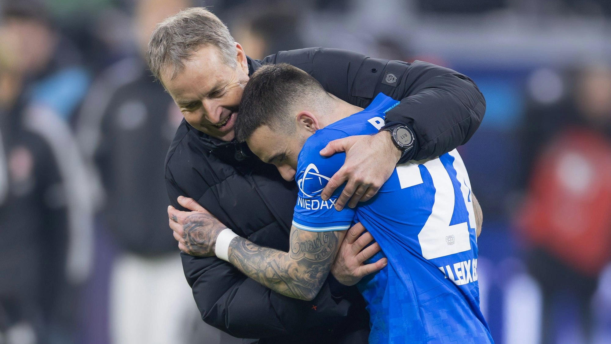 Trainer Kasper Hjulmand umarmt den Schützen des Tores zum 1:3 in Frankfurt. Bayer Leverkusen will auch am Dienstag im Pokal als Sieger den Platz verlassen.
