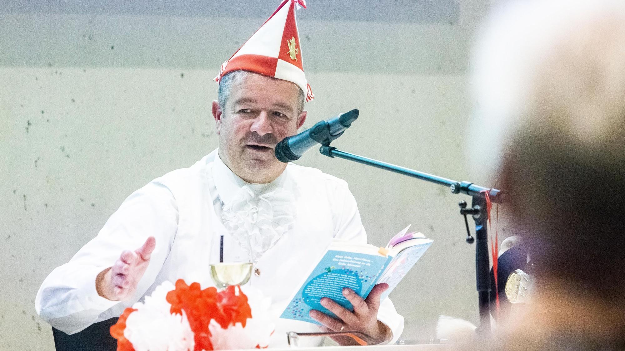 Als erster war Manuel Andrack zu Gast in der Reihe „Waldbröl lacht“. Im Bürgerdorf am Alsberg las er aus seinem Buch „Mein Jahr als Narr“, für das er auch in der Marktstädter Ortschaft Schürmich (Schönenbach) recherchiert hat.