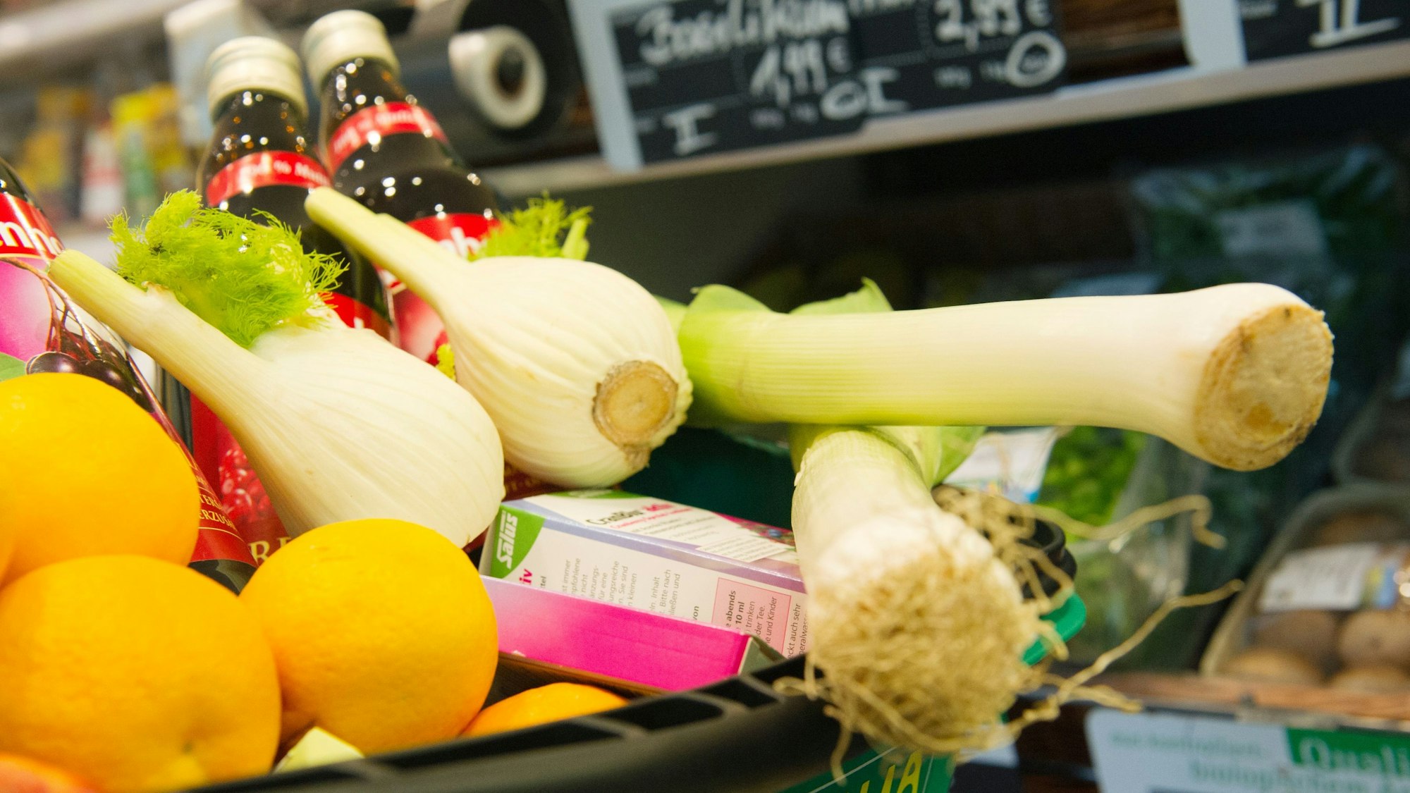 Das Foto zeigt Lebensmittel in einem Korb.