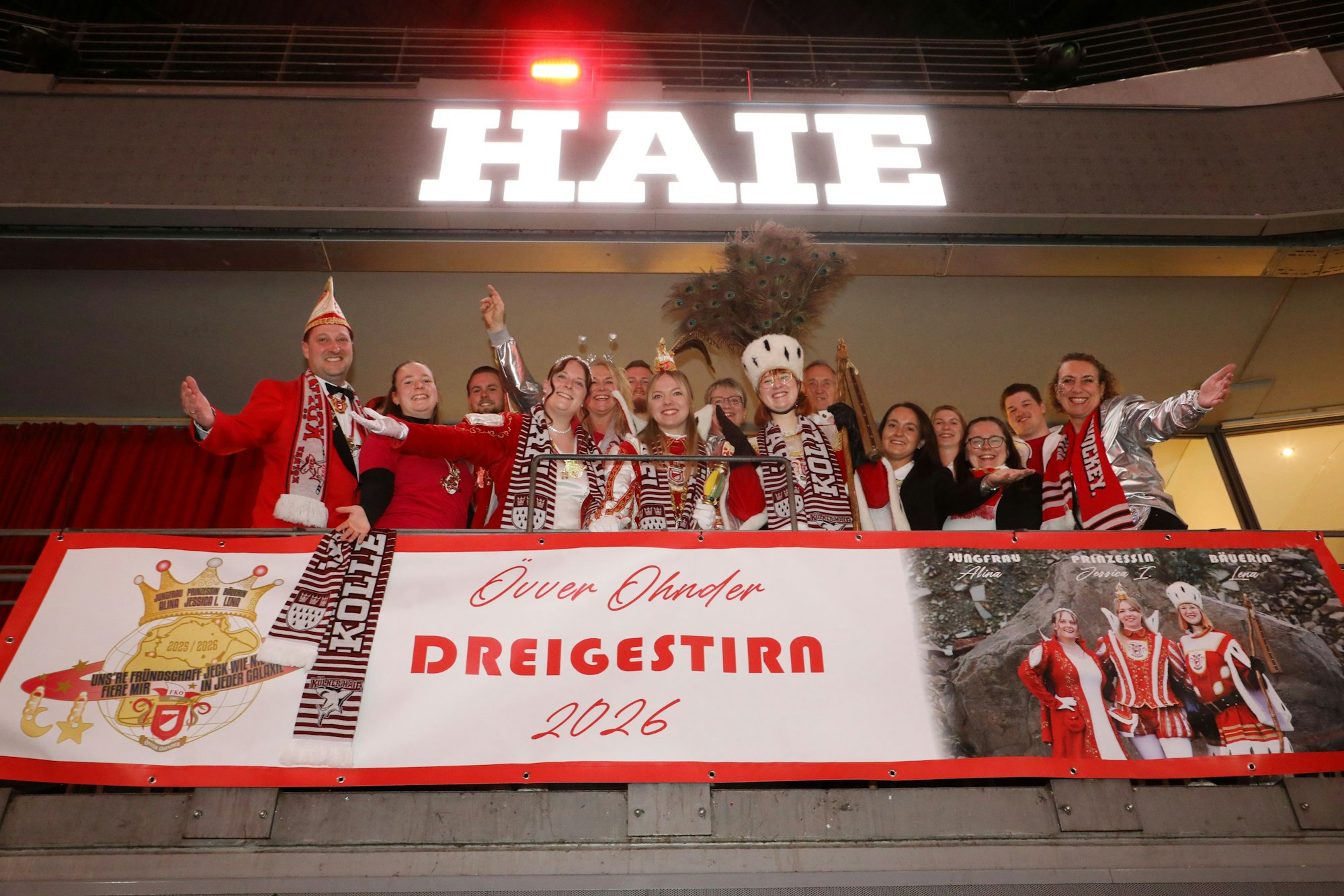 Dreimal „Övver Ohnder Alaaf“: Tanja Paas (5.v.l.) hat den Überraschungsbesuch bei den Haien organisiert. Gruppenbild auf dem Balkon der Loge.
