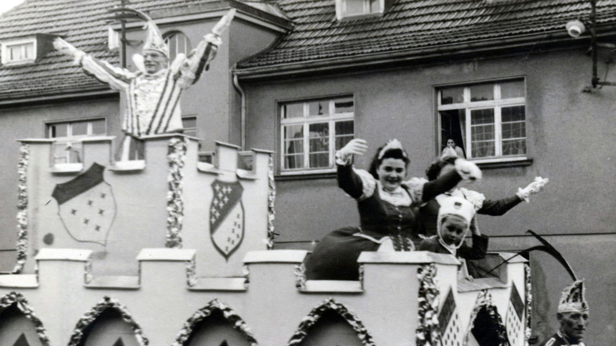 Ein Schwarz-Weiß-Foto zeigt einen Karnevalswagen.