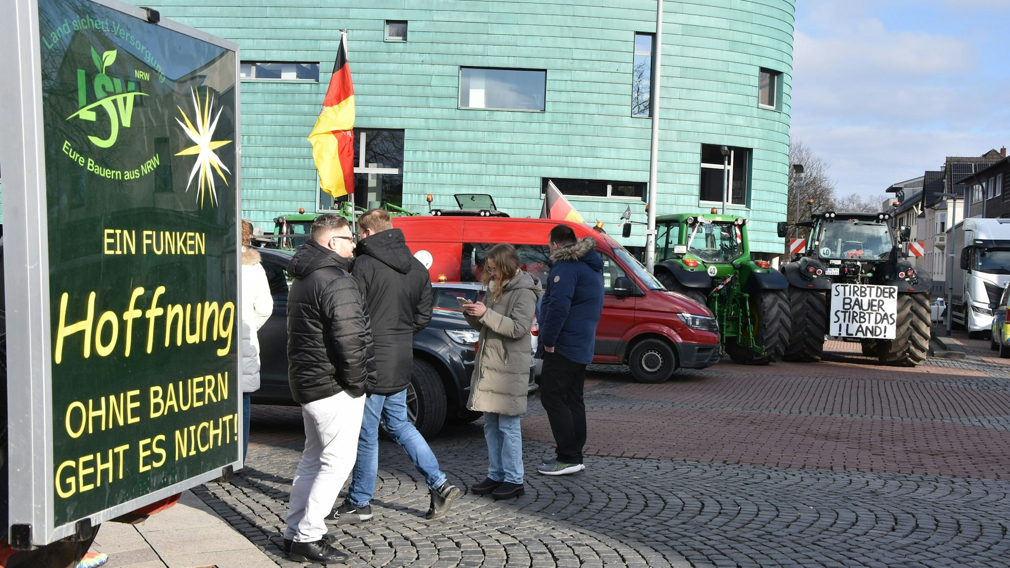 Zu sehen sind demonstrierende Landwirte vor dem Bergheimer Medio.