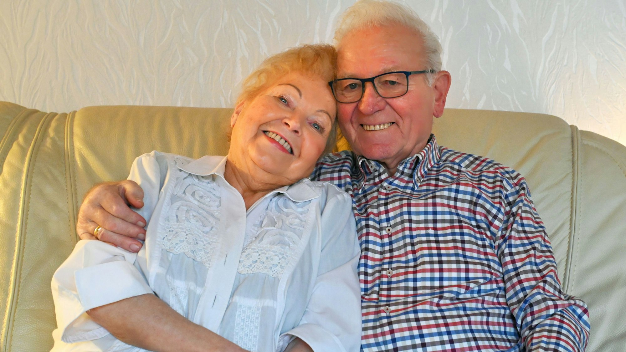 Das Bild zeigt die Obengenannten auf einem Sofa. Rudolf Franz hat seine Frau in den Arm genommen.