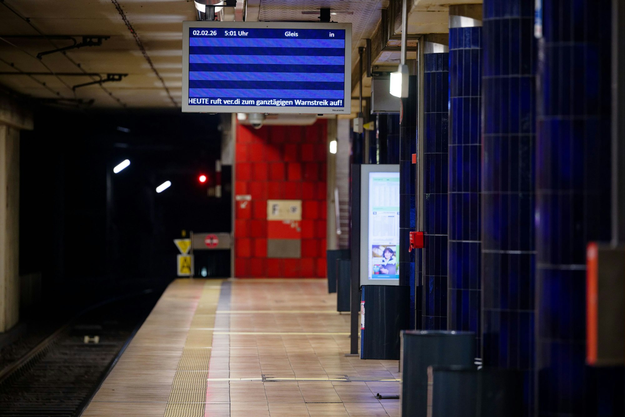 Köln: Eine Tafel im leeren U-Bahnhof Ebertplatz weist auf einem Warnstreik hin.