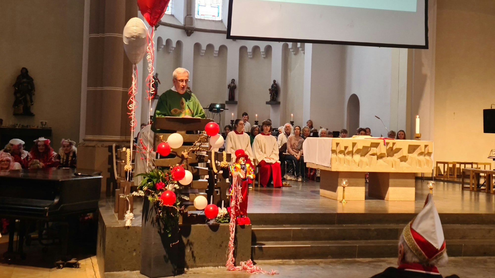 Ein Mann steht am Ambo in einer Kirche und spricht.