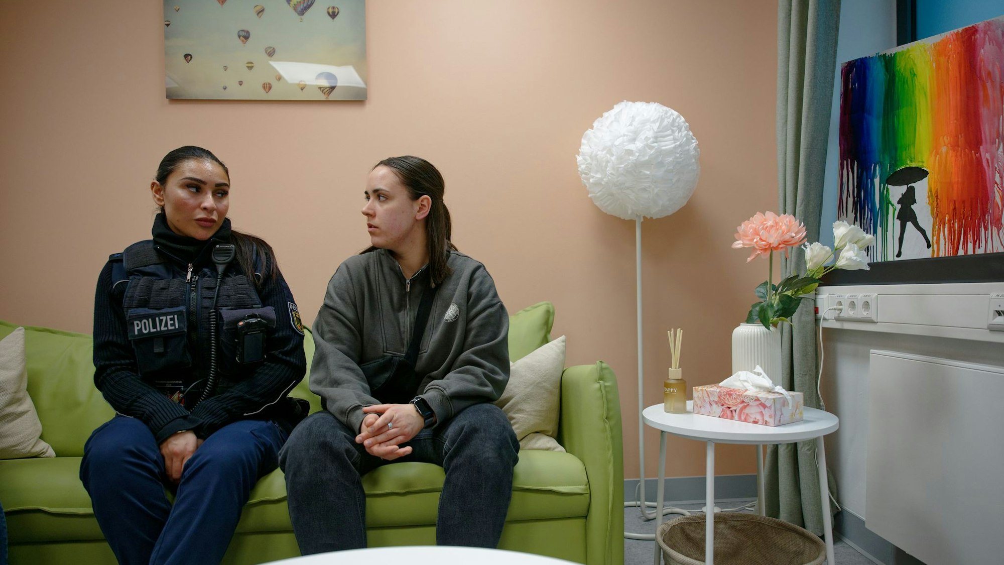 Sofas statt Stühle, Gesprächs- statt Verhöratmosphäre: Polizeimeisterin Maja Schomers (r) und Polizeimeisterin Hicran Aktas im Raum der Gewaltschutzstelle für Frauen im Hauptbahnhof Köln.