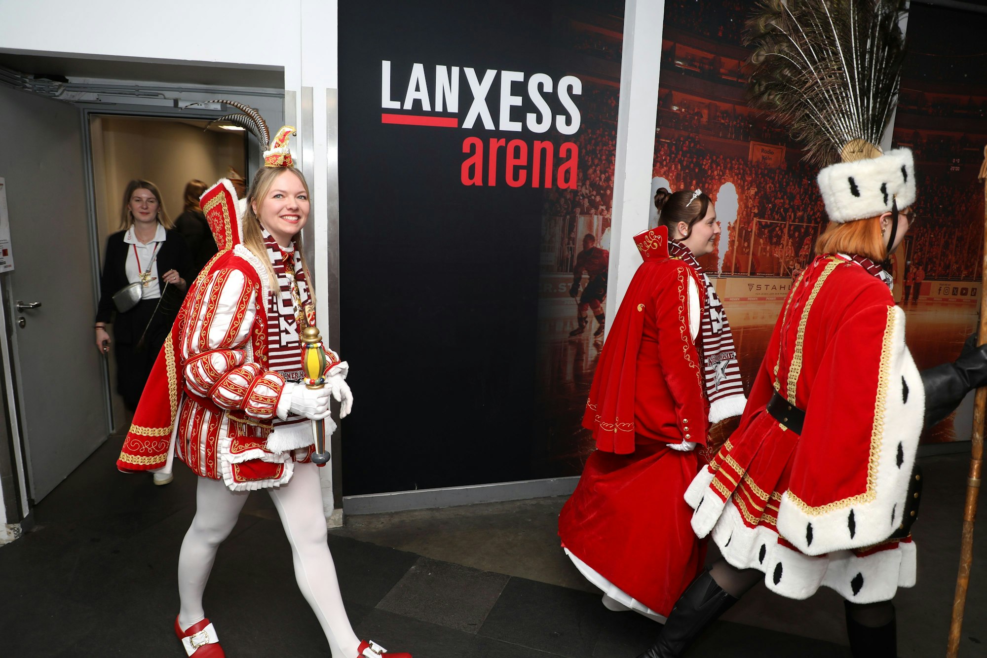 Das Oberodenthaler Dreigestirn geht in den Spielerbereich der Lanxess-Arena.