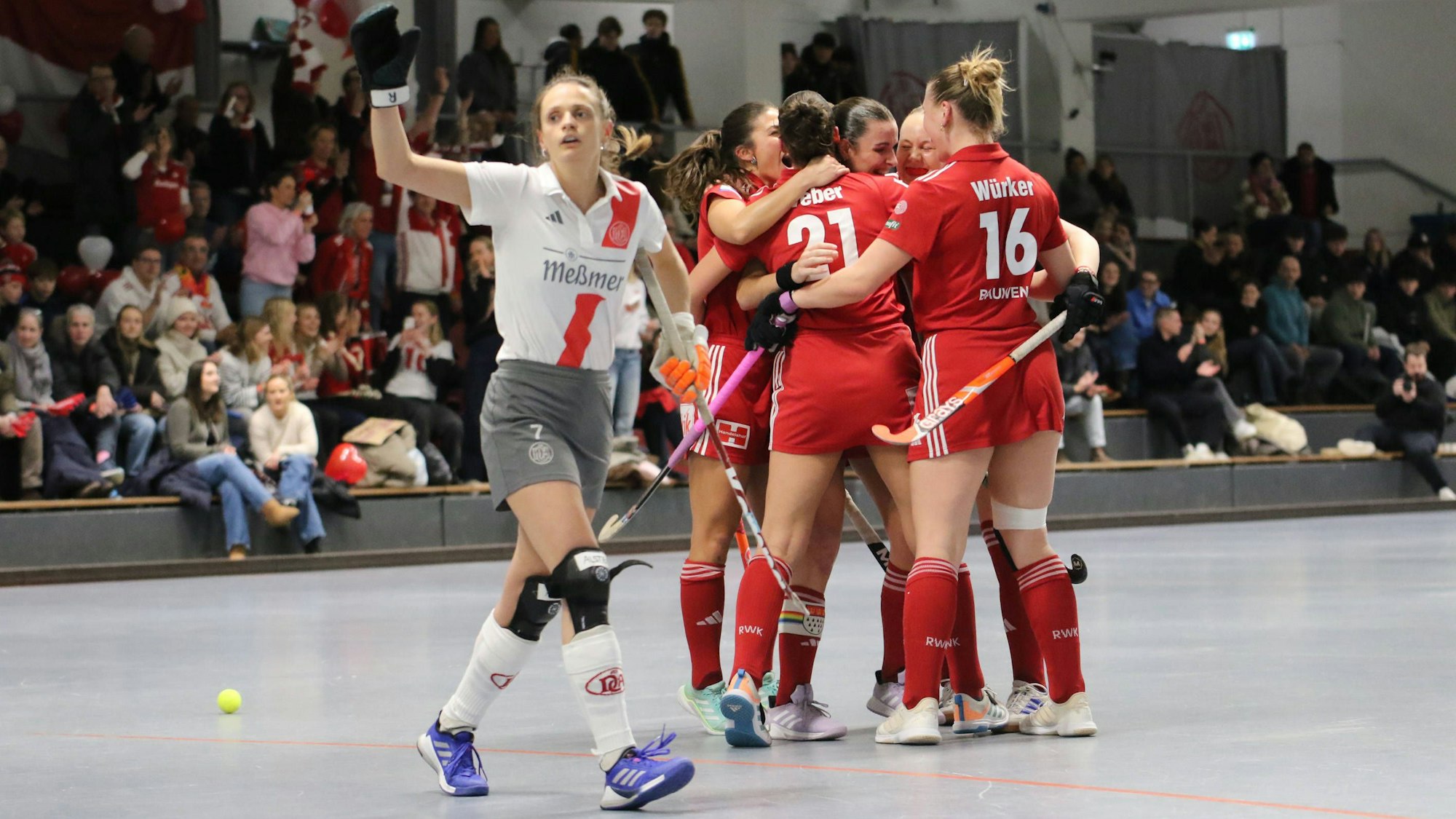 Hallenhockey-Bundesliga der Damen, Viertelfinale: Spielerinnen von Rot-Weiß Köln jubeln nach einem Tor beim Club an der Alster. *** Womens Indoor Hockey Bundesliga, quarter-finals Players from Rot Weiß Köln cheer after a goal at the Club an der Alster