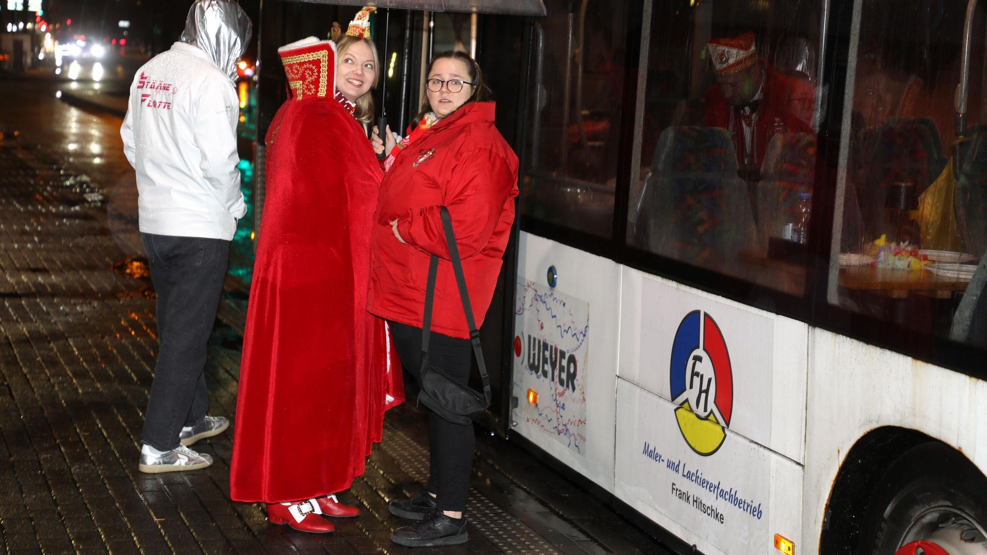 Prinzessin Jessica I. steht mit ihrer Adjutantin am Dreigestirns-Linienbus vor der Kölner Lanxess-Arena.