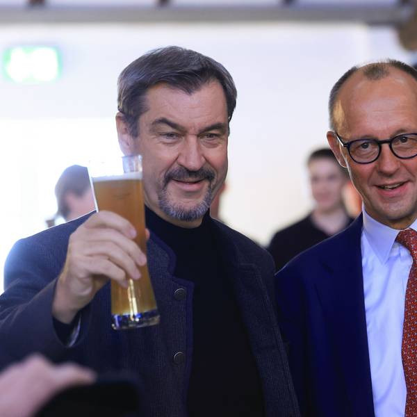 Der damalige Unions-Kanzlerkandidat Friedrich Merz (r.) und CSU-Chef Markus Söder beim Weißwurstessen im Januar 2025 in Brilon. Beide fordern Mehrarbeit von den Deutschen.