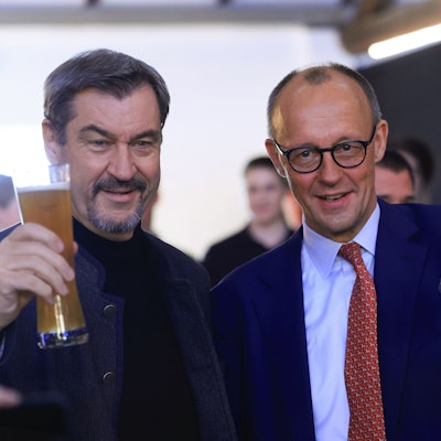 Der damalige Unions-Kanzlerkandidat Friedrich Merz (r.) und CSU-Chef Markus Söder beim Weißwurstessen im Januar 2025 in Brilon. Beide fordern Mehrarbeit von den Deutschen.