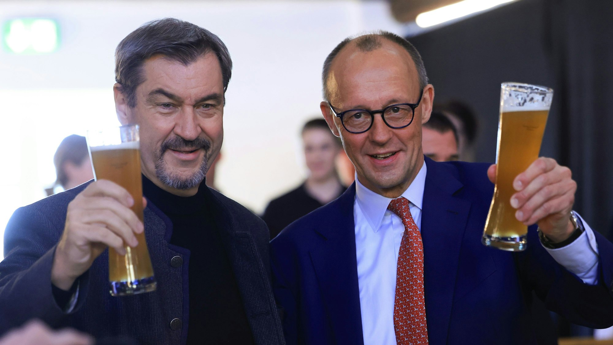 Der damalige Unions-Kanzlerkandidat Friedrich Merz (r.) und CSU-Chef Markus Söder beim Weißwurstessen im Januar 2025 in Brilon. Beide fordern Mehrarbeit von den Deutschen.