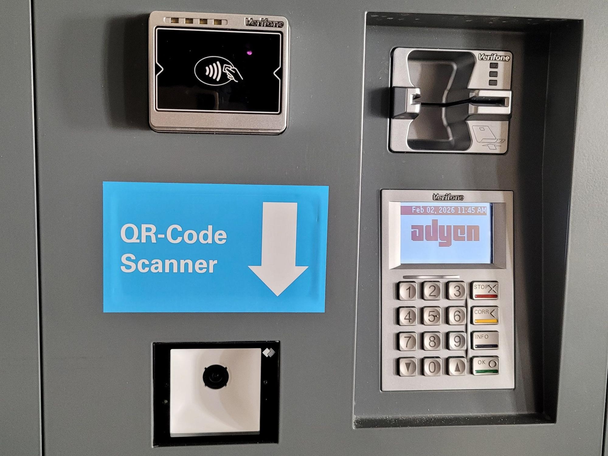 Der QR-Scanner ist mit einem Pfeil markiert.