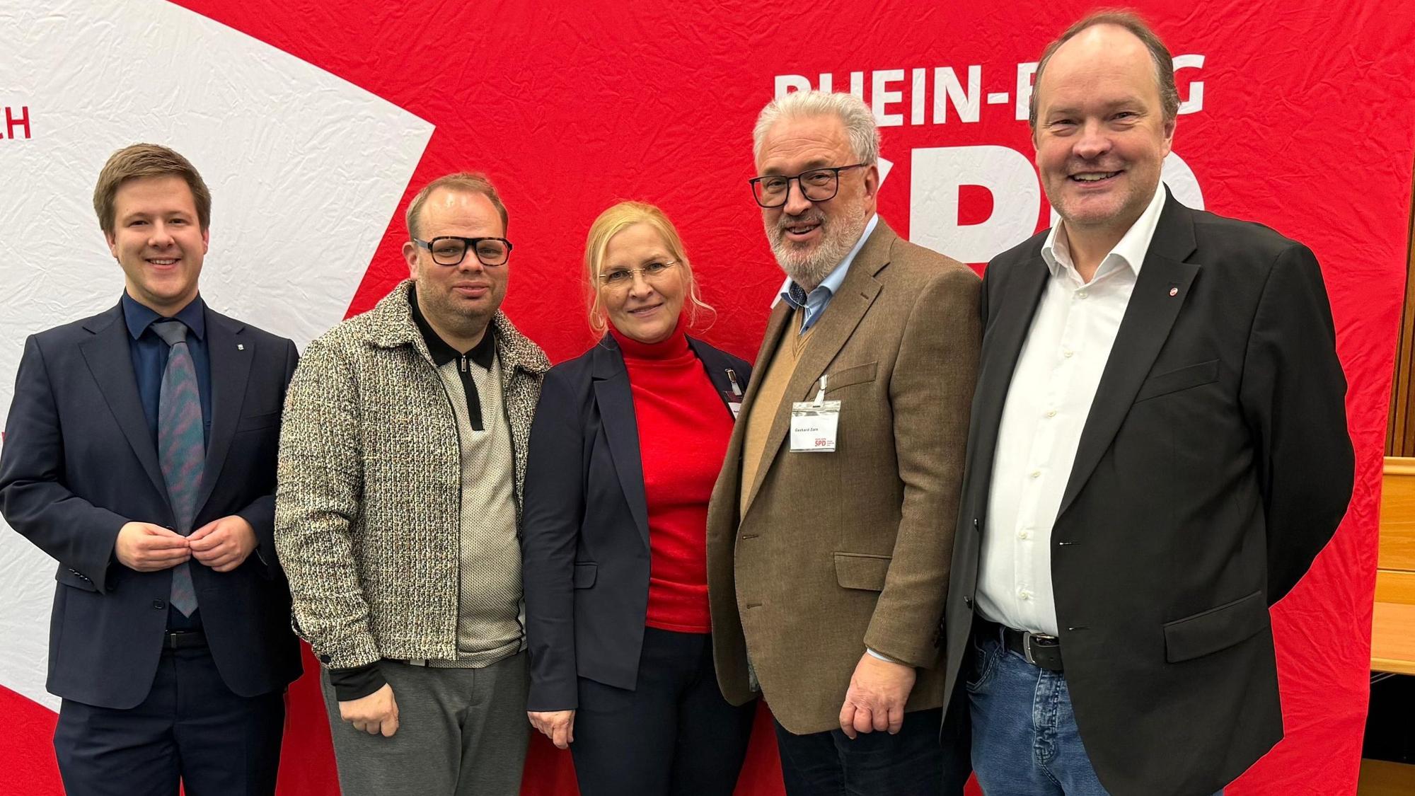 Das Bild zeigt von rechts nach links: Corvin Kochan – stellvertretender SPD-Kreisvorsitzender, Helge Lindh – Bundestagsabgeordneter aus Wuppertal, Heike Lehmann – stellvertretende SPD-Kreisvorsitzende, Gerhard Zorn – Vorsitzender der SPD-Kreistagsfraktion und Hinrich Schipper – SPD-Kreisvorsitzender.